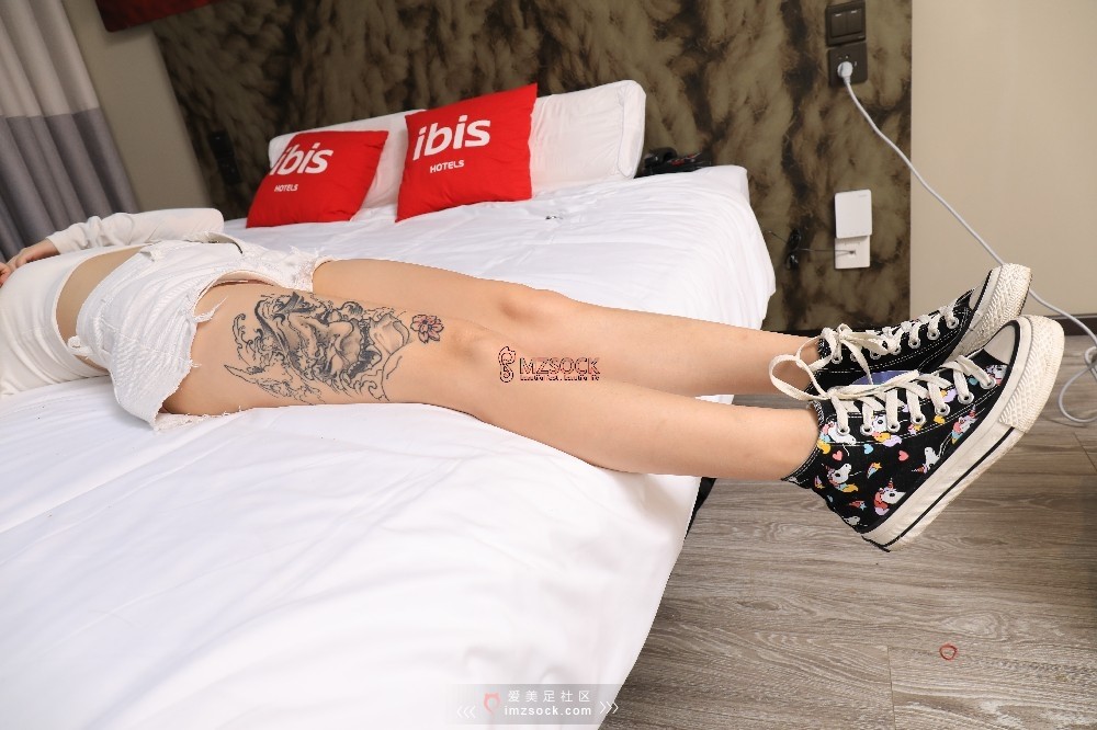 《芳芳酒店约拍黑色帆布鞋》作品图