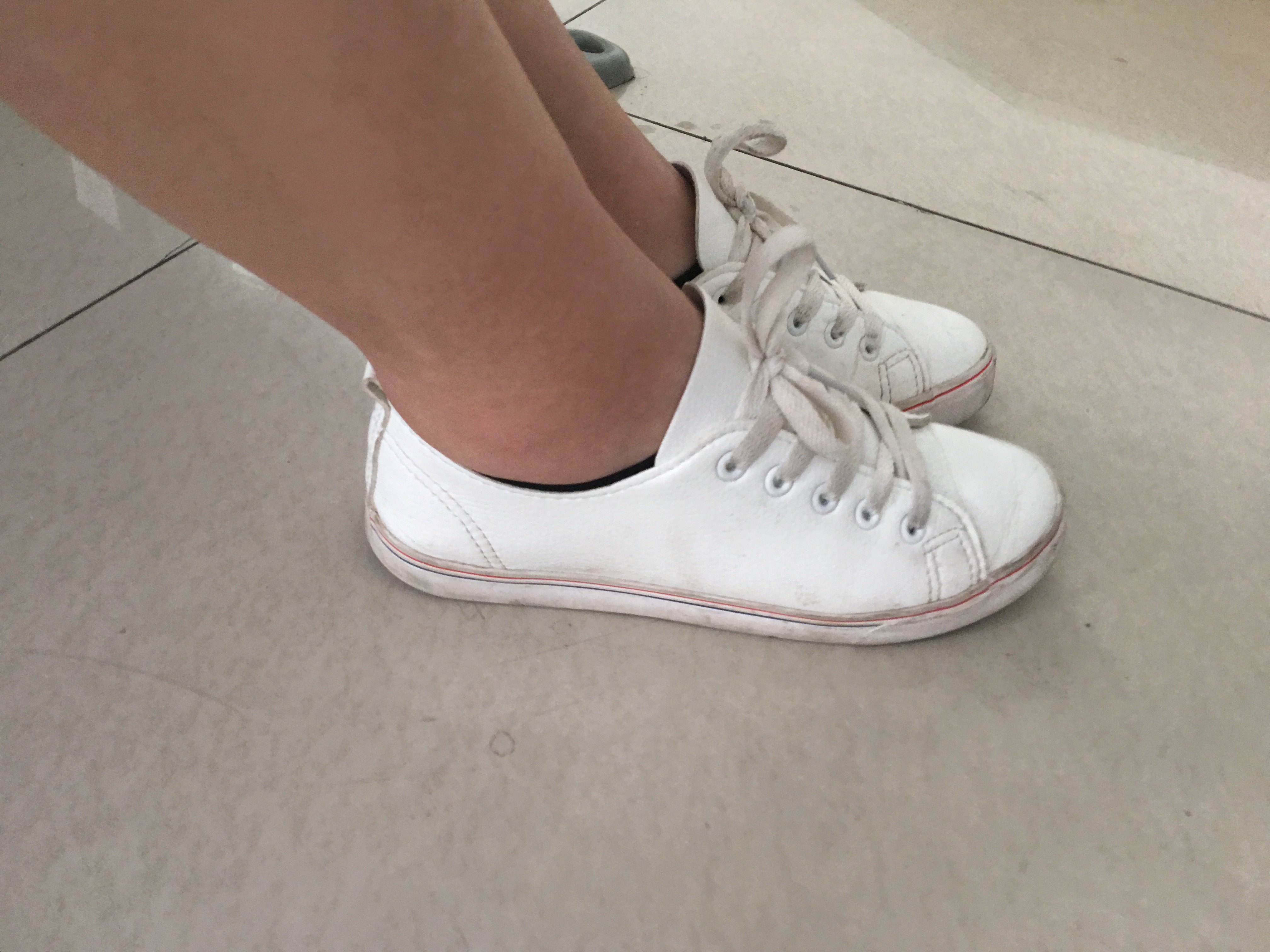 《波浪长发学妹的棉袜小脚》作品图