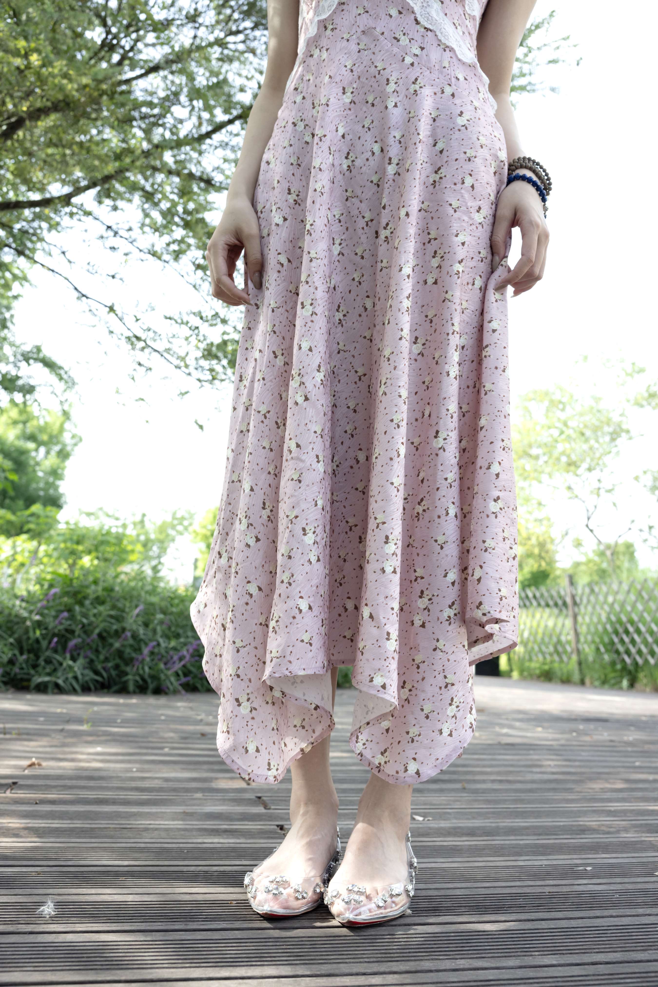 《小鸣 超多皱纹的大脚》作品图