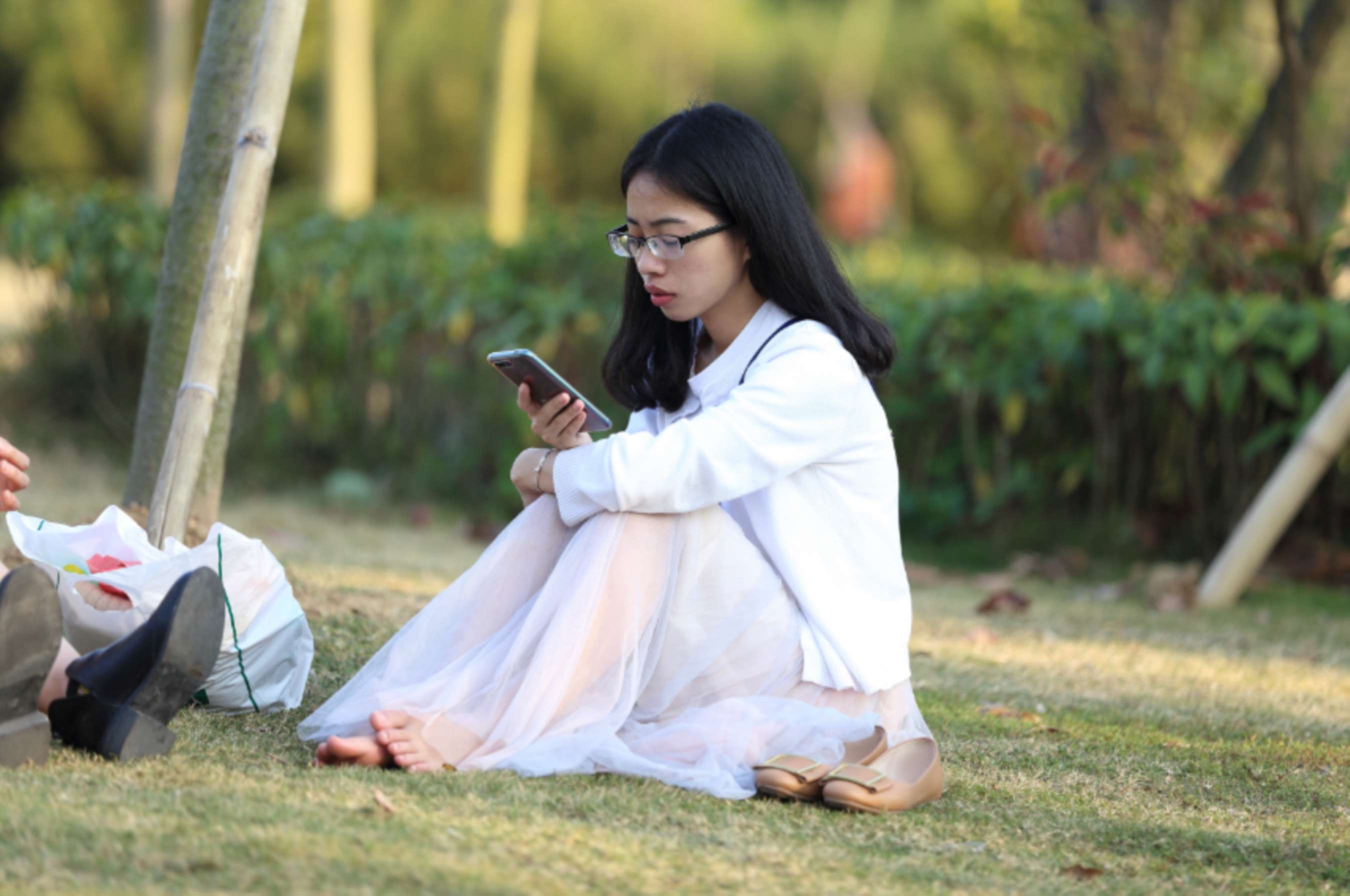 《清纯文弱的眼镜女生,脱掉鞋露出水润柔软的玉足》作品图