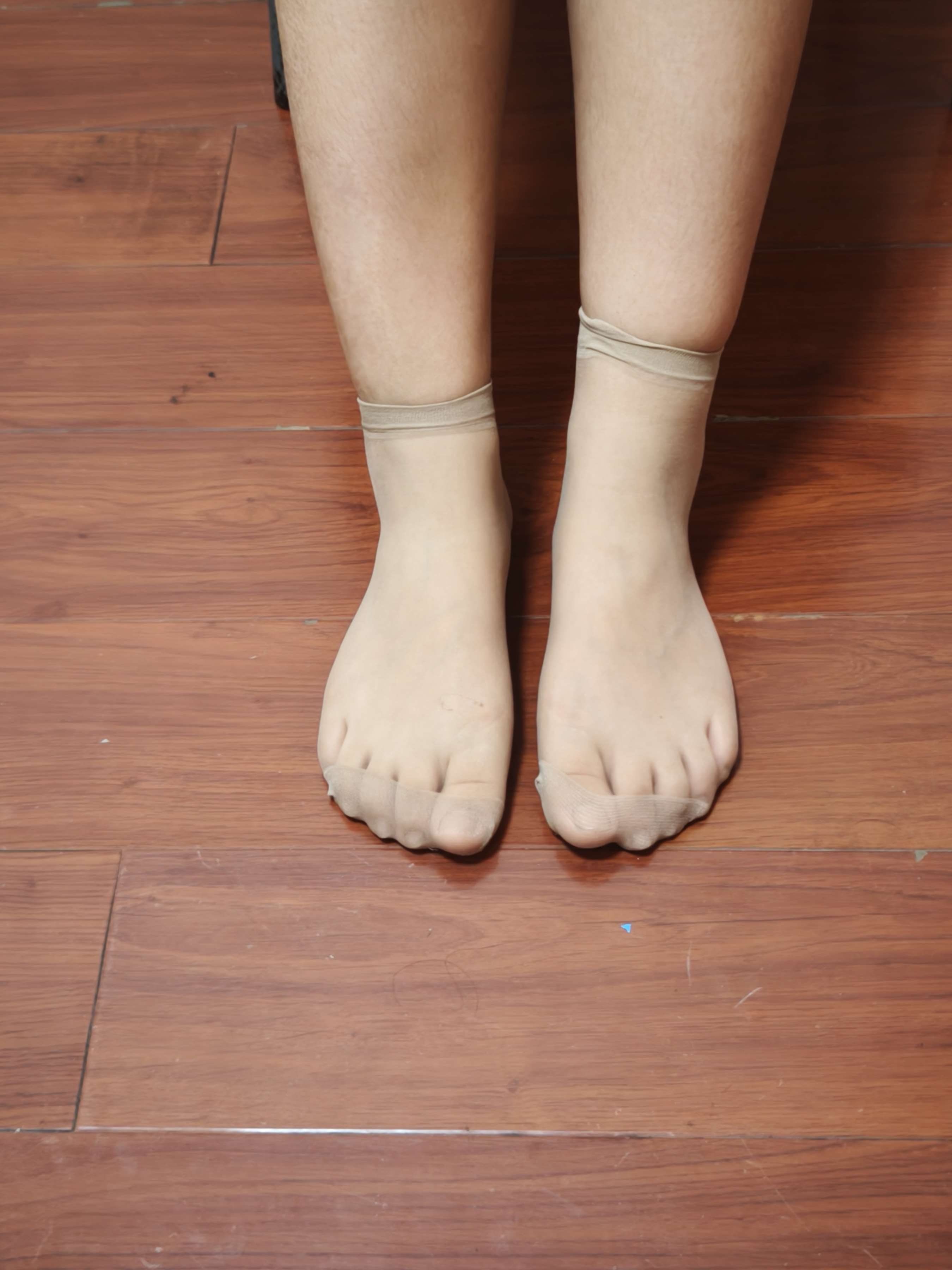 《邻家眼镜小妹展示诱人肉丝足》作品图