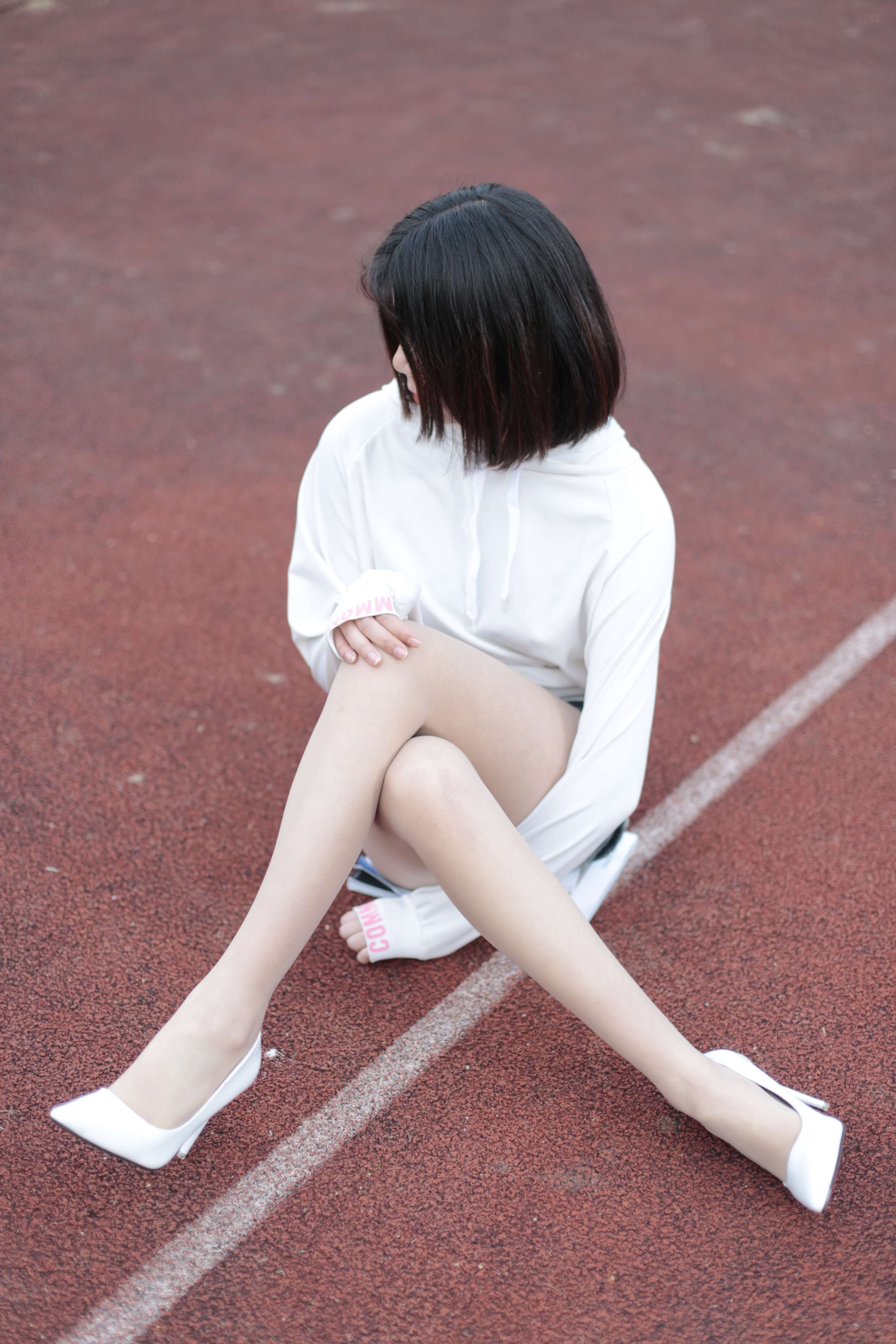 《穿过运动场的青春气息-猫璃》作品图