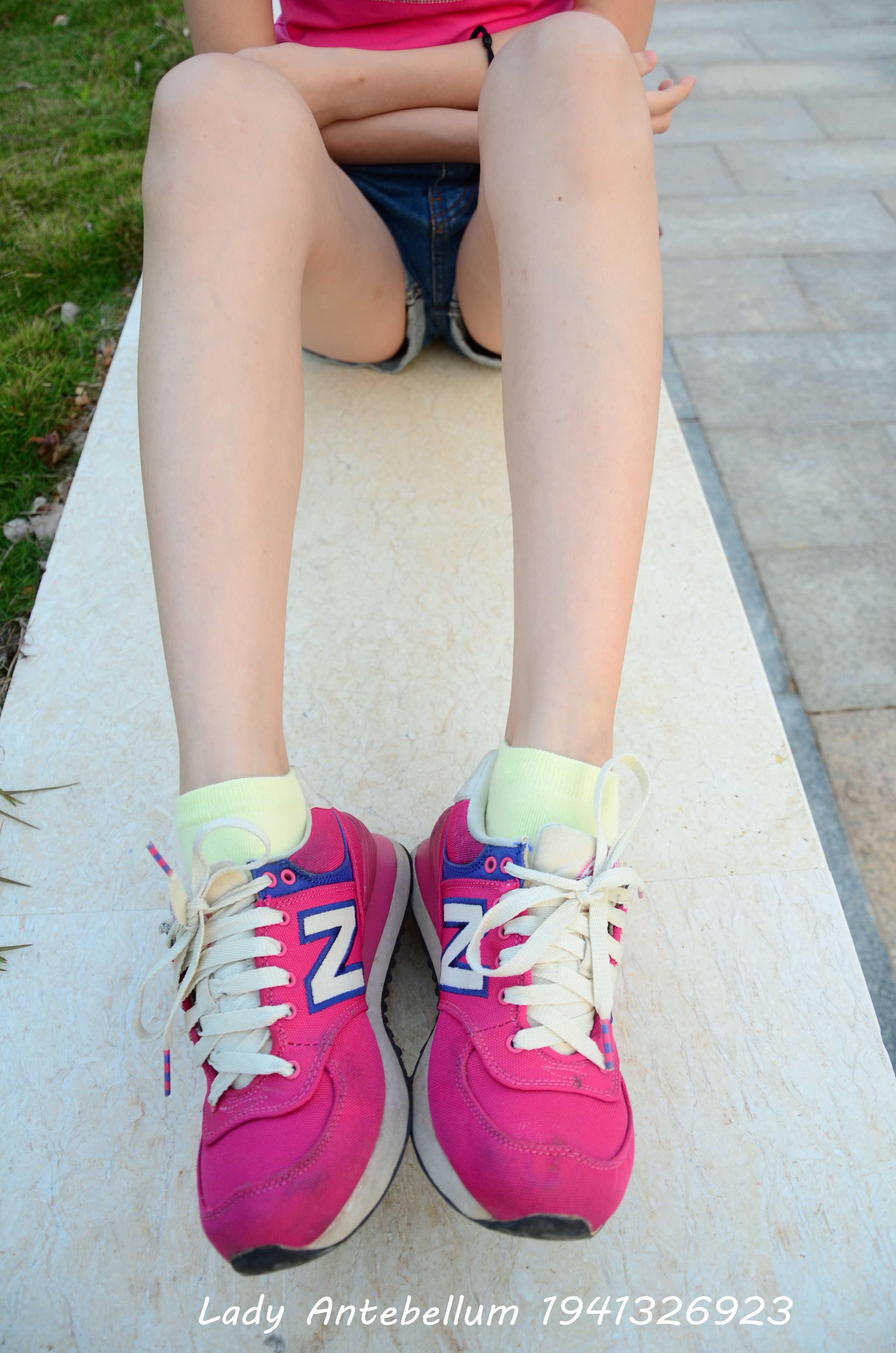 《N字鞋笑脸锦袜》作品图