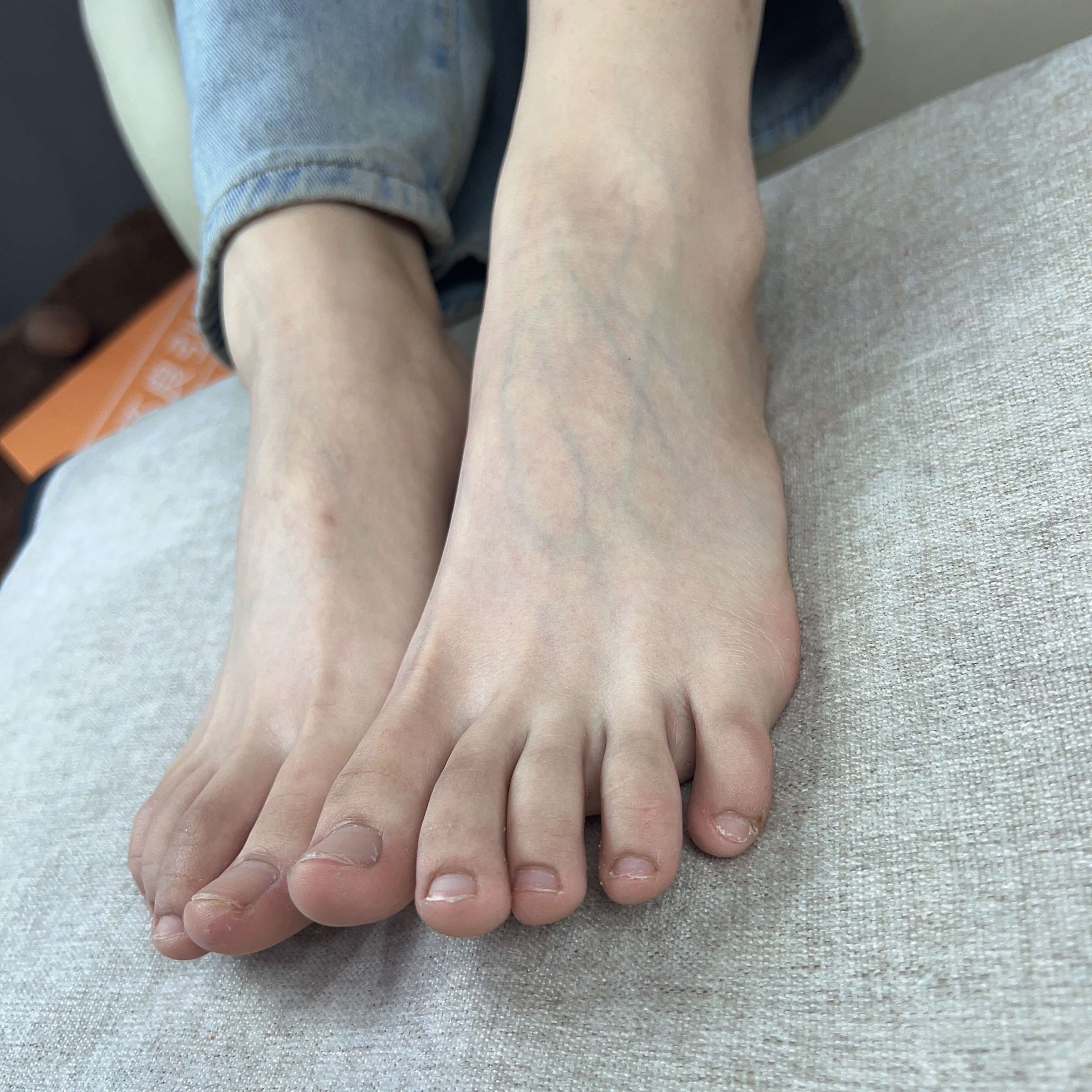 《牛仔少女的嫩足》作品图