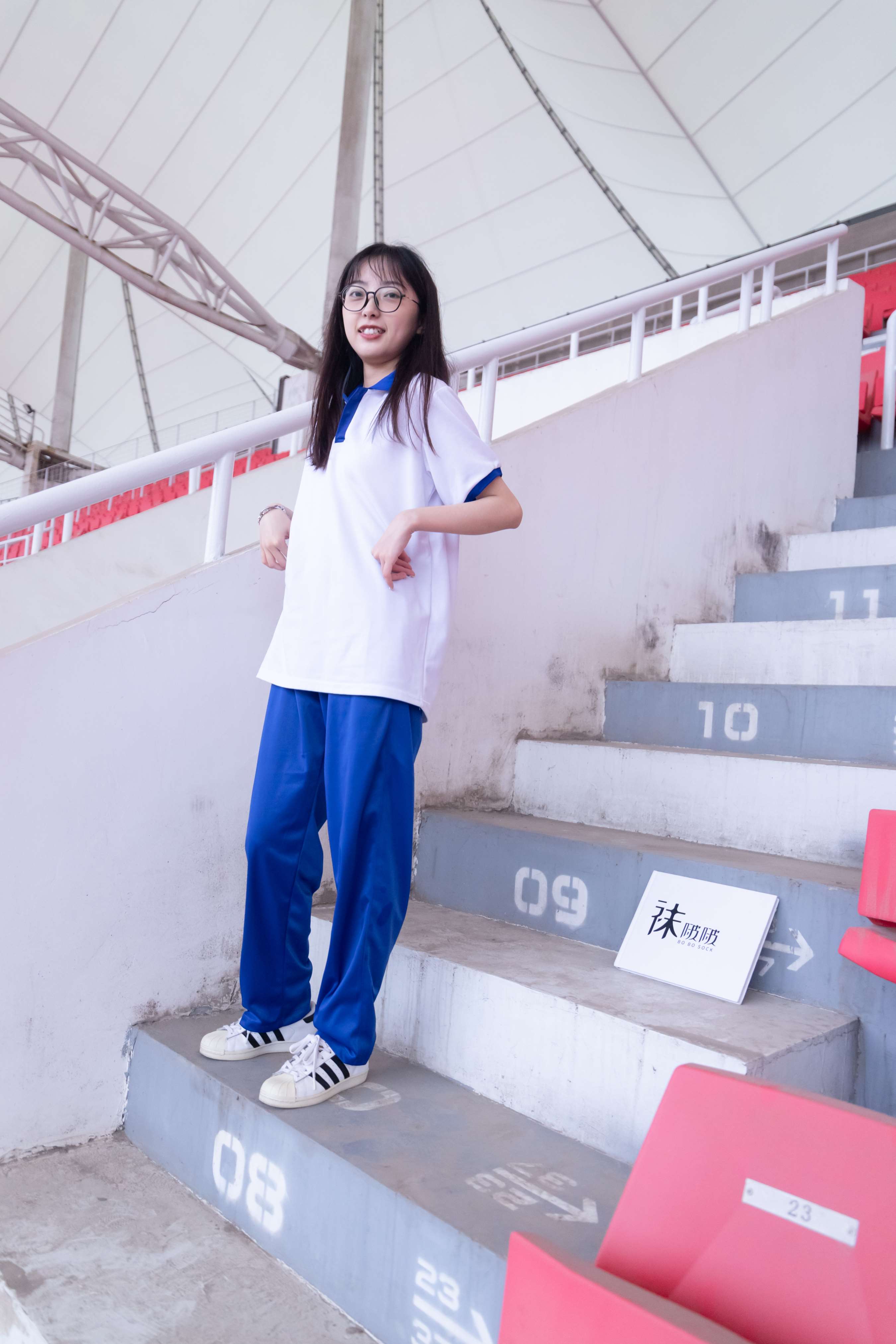 《校服眼镜学妹》作品图