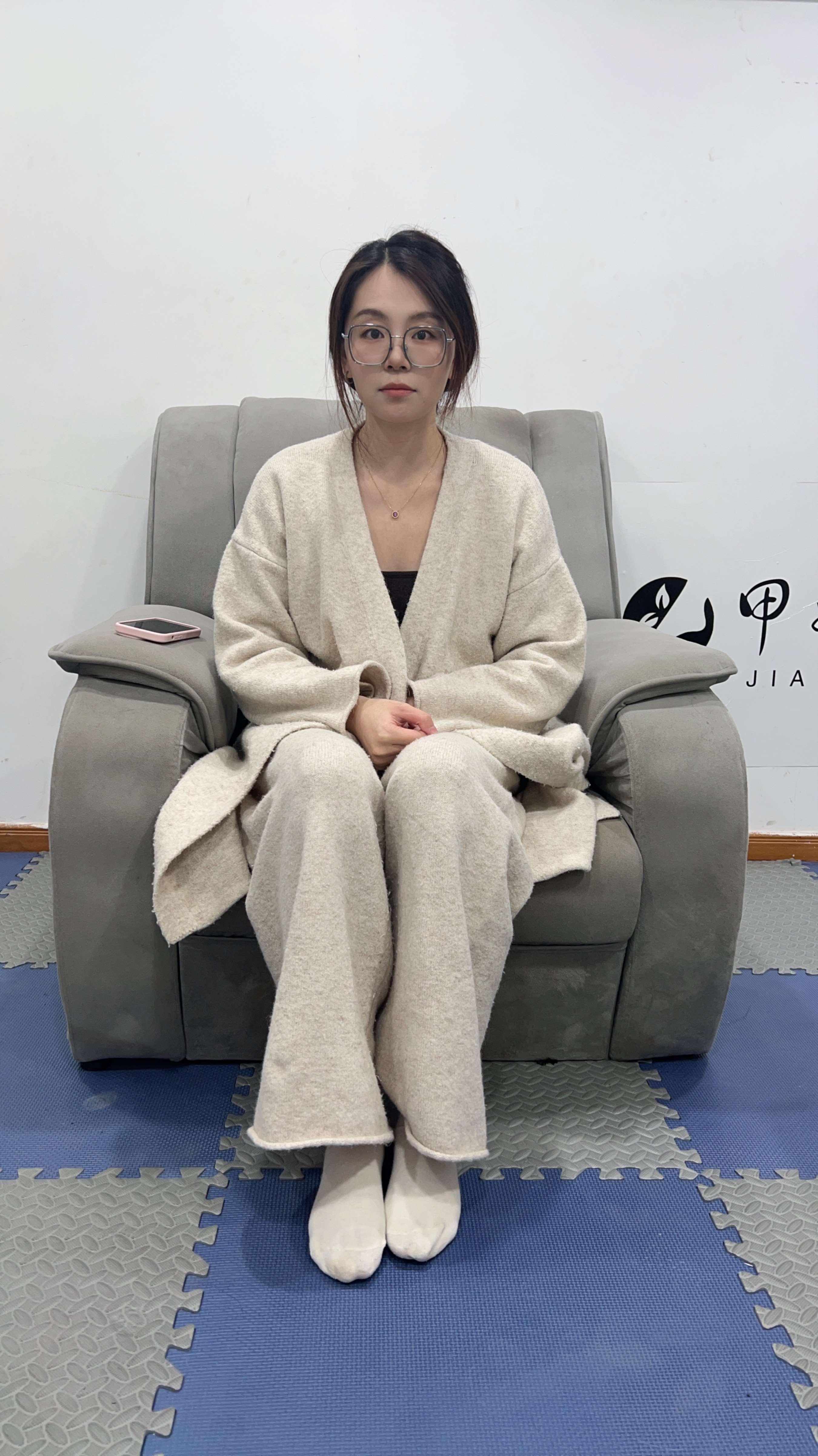 《眼镜妹的大美脚》作品图