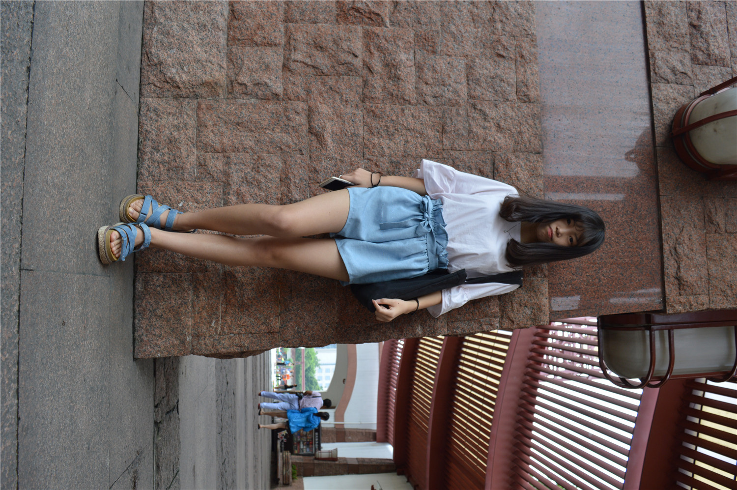 《草坪上凉拖鞋》作品图