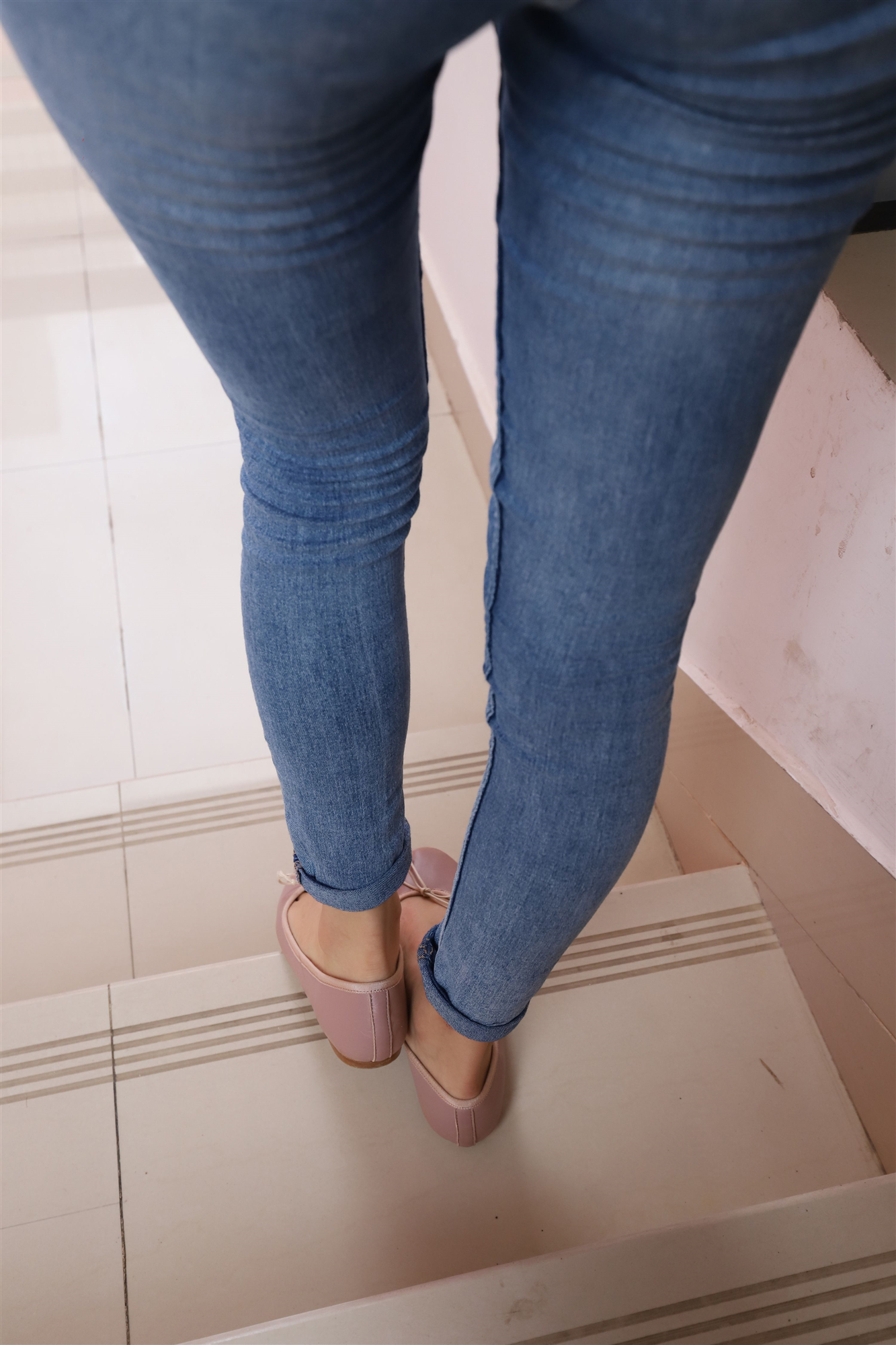 《紧身牛仔の裸足女生》作品图