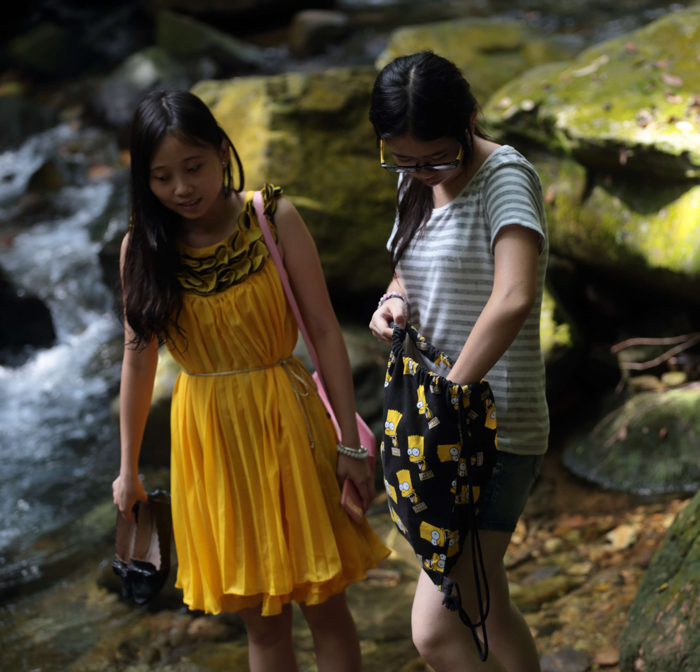 《两位19岁刚毕业的学妹，从帆布鞋脱出够白够性感》作品图