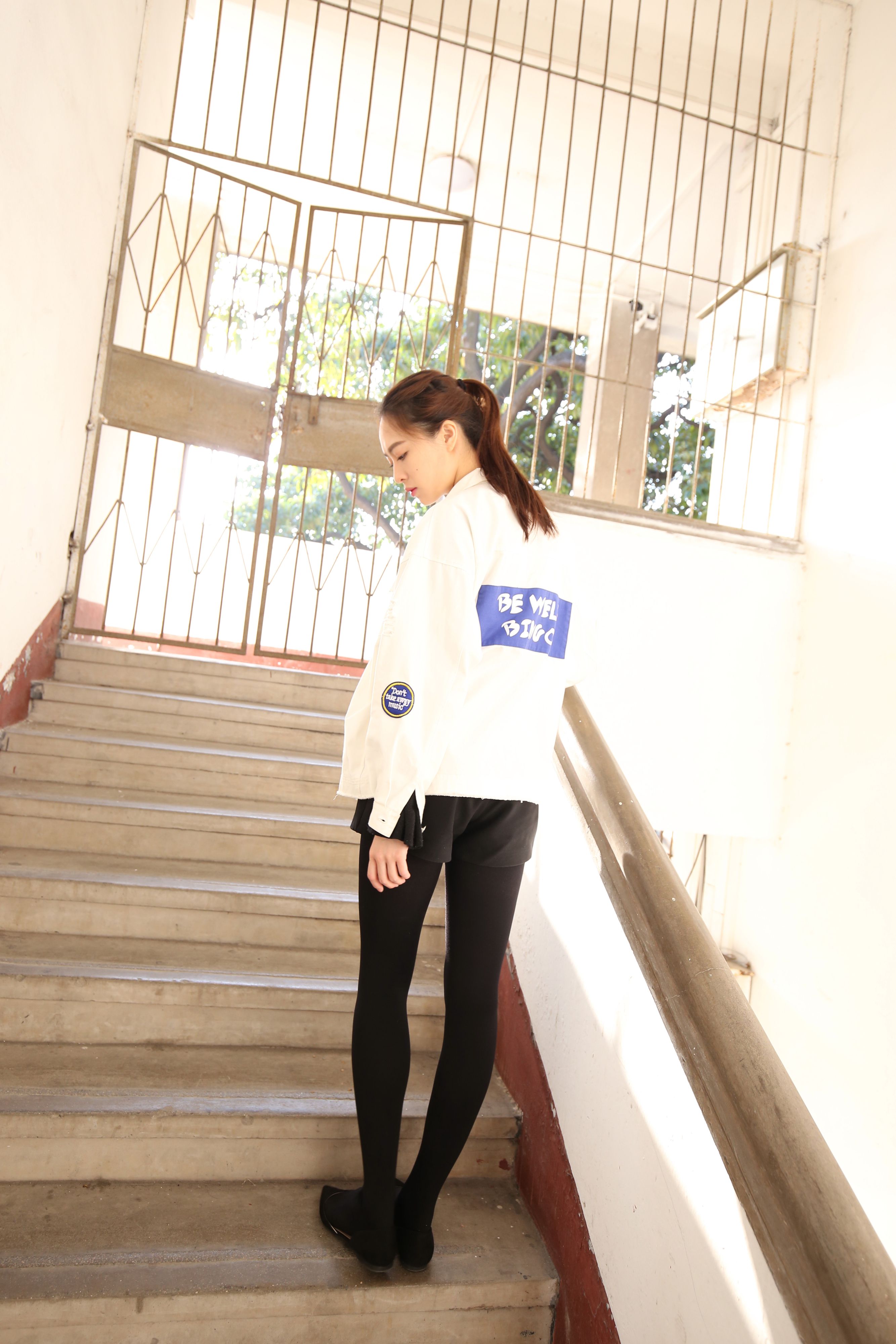 《学姐楼道黑丝挑高跟+一个视频》作品图