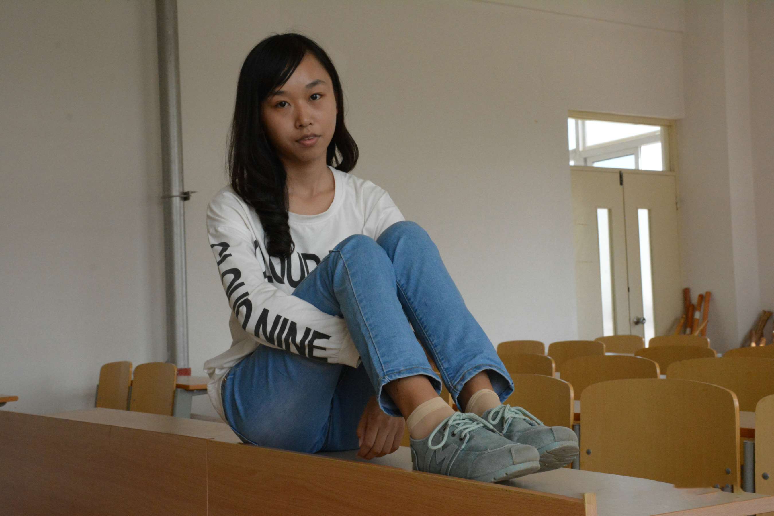 《程程课桌上展嫩足》作品图