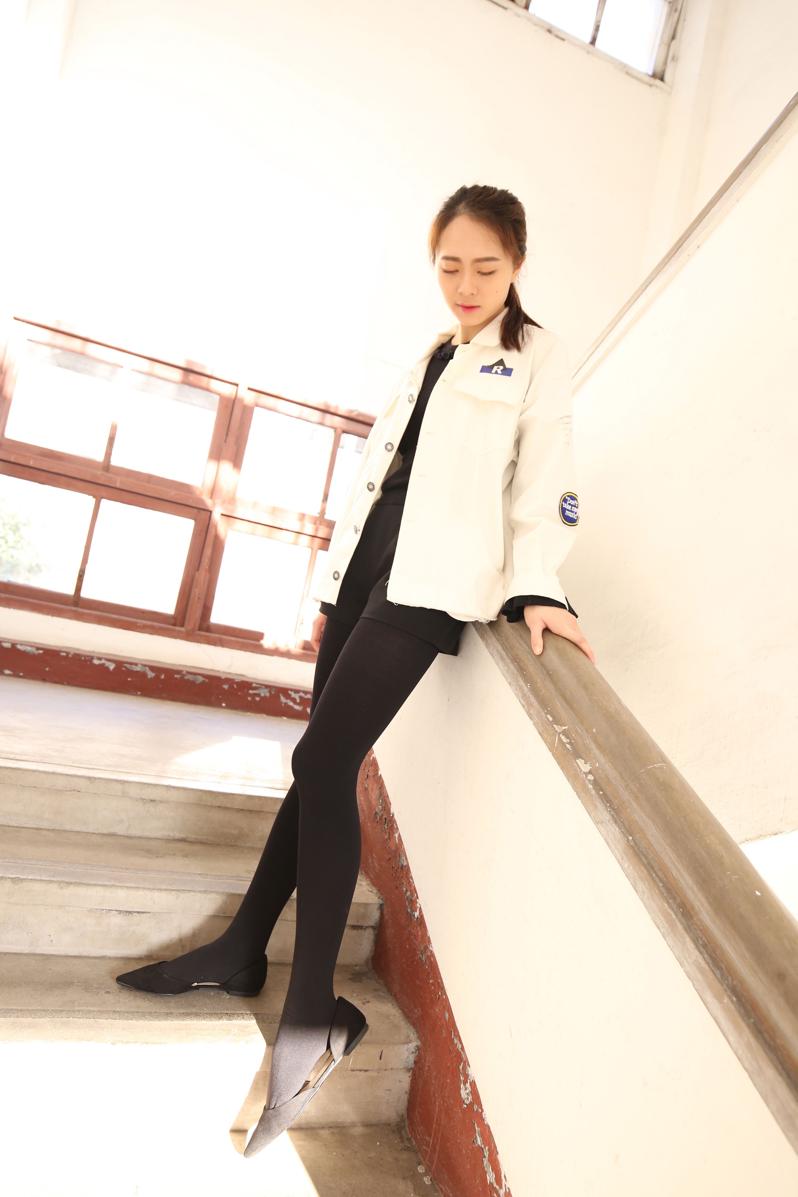 《学姐楼道黑丝挑高跟+一个视频》作品图