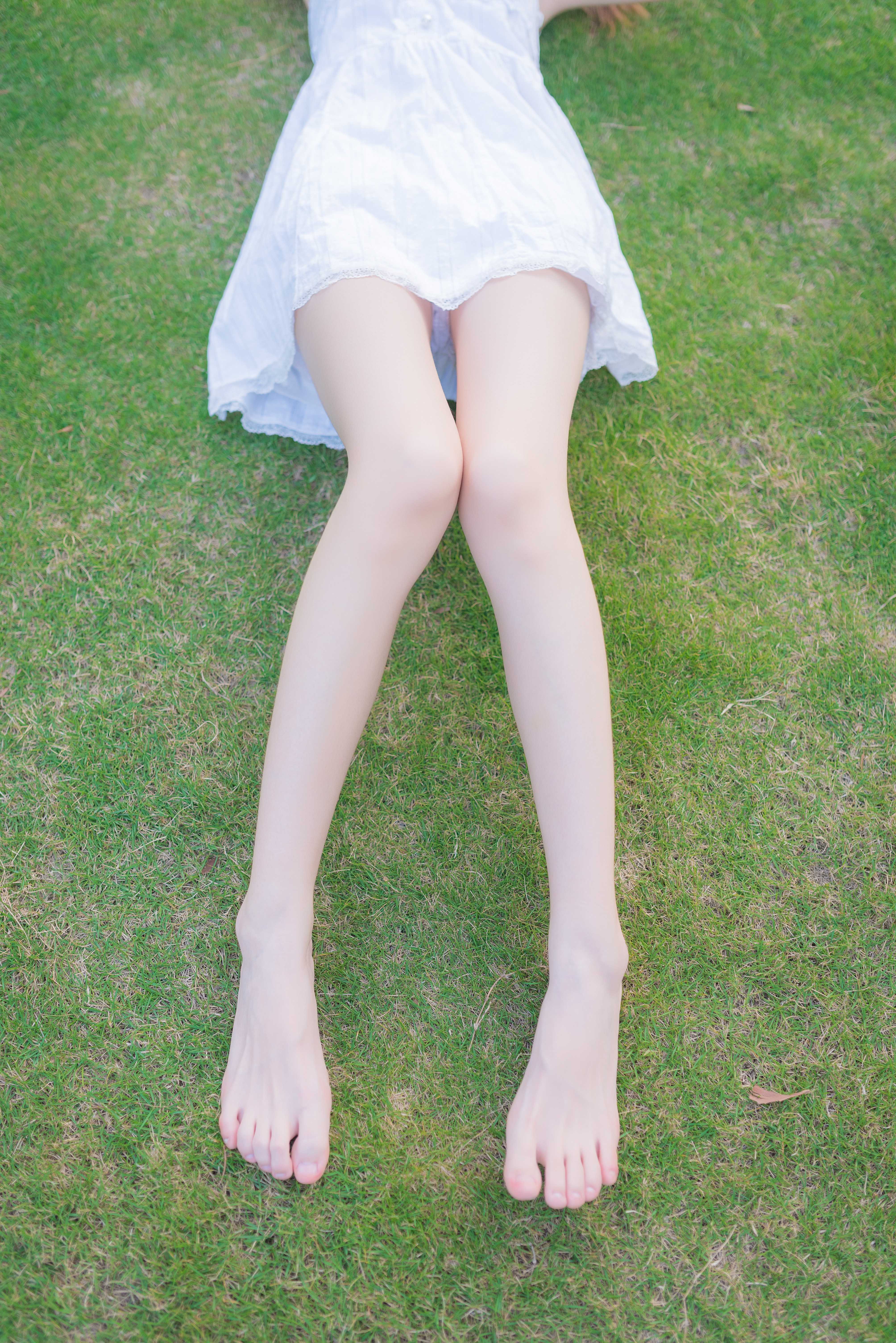 《夏日踏青の裸足脚丫》作品图