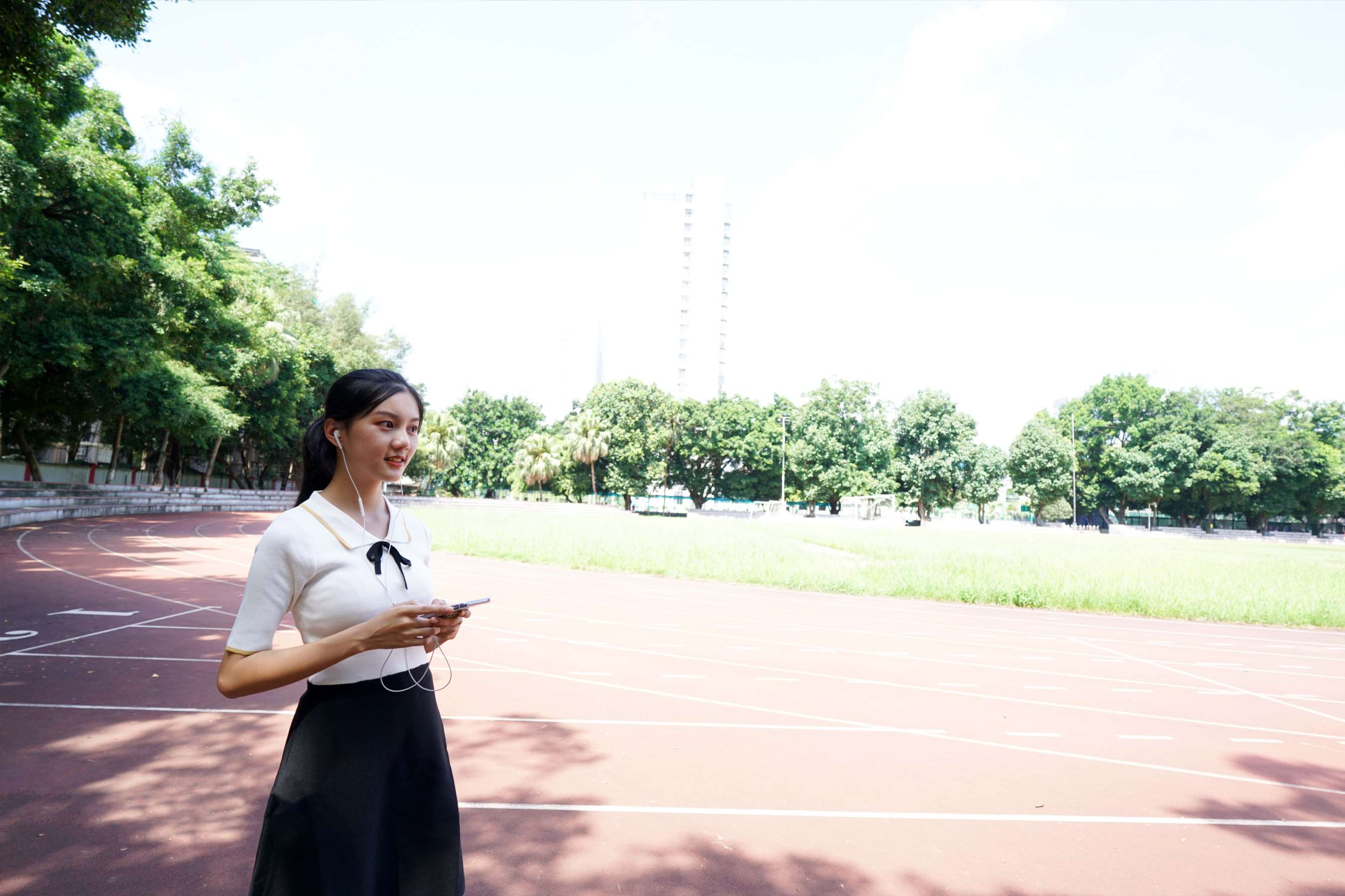 《初恋校花小李嘉欣操场散步》作品图