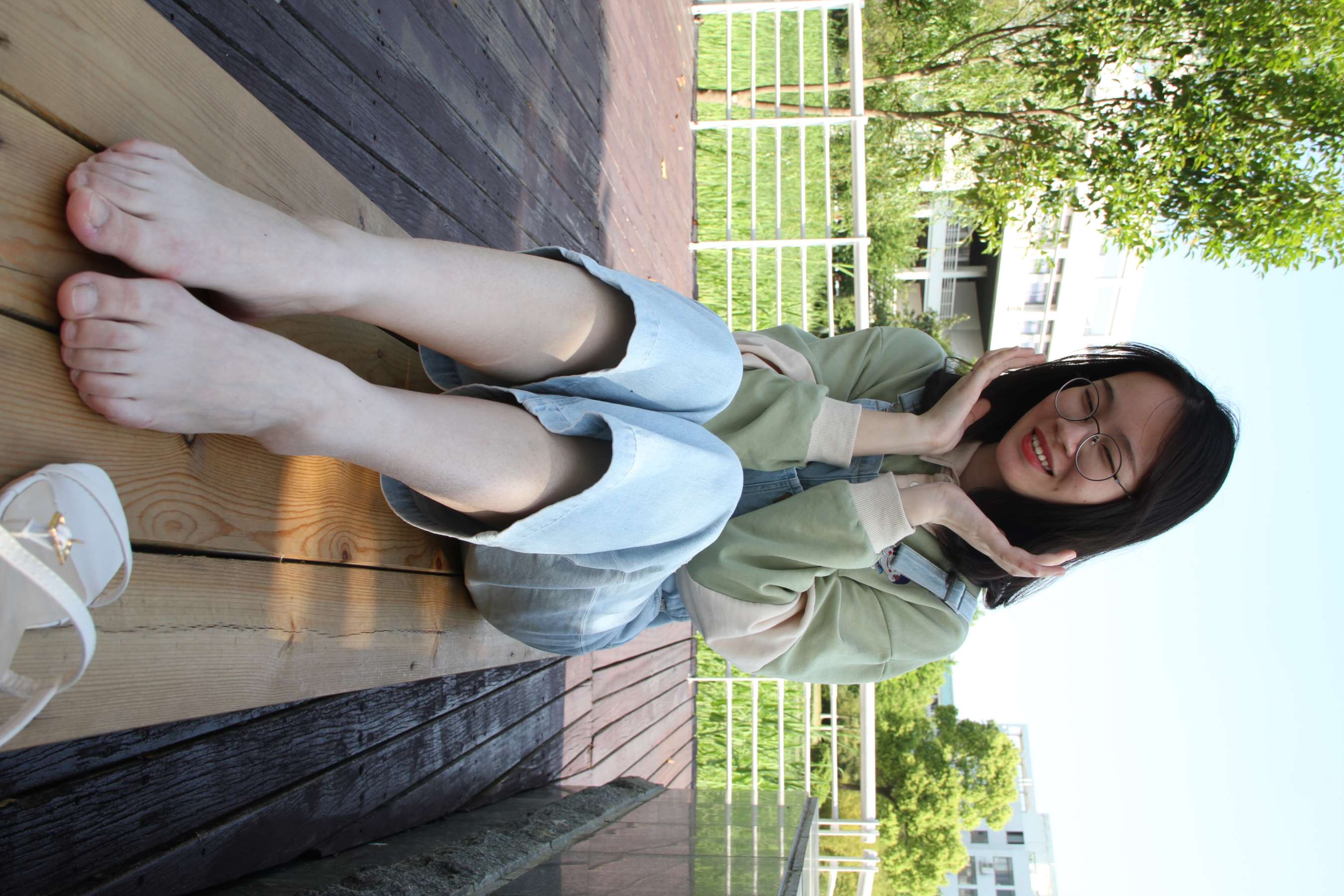 《眼镜小师妹校园展赤足》作品图