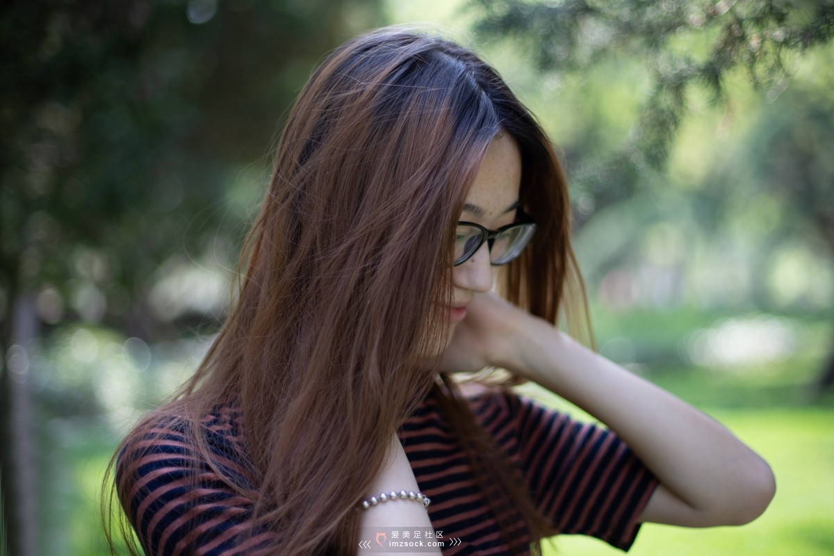 《苏轩 白色帆布鞋棉袜嫩足》作品图