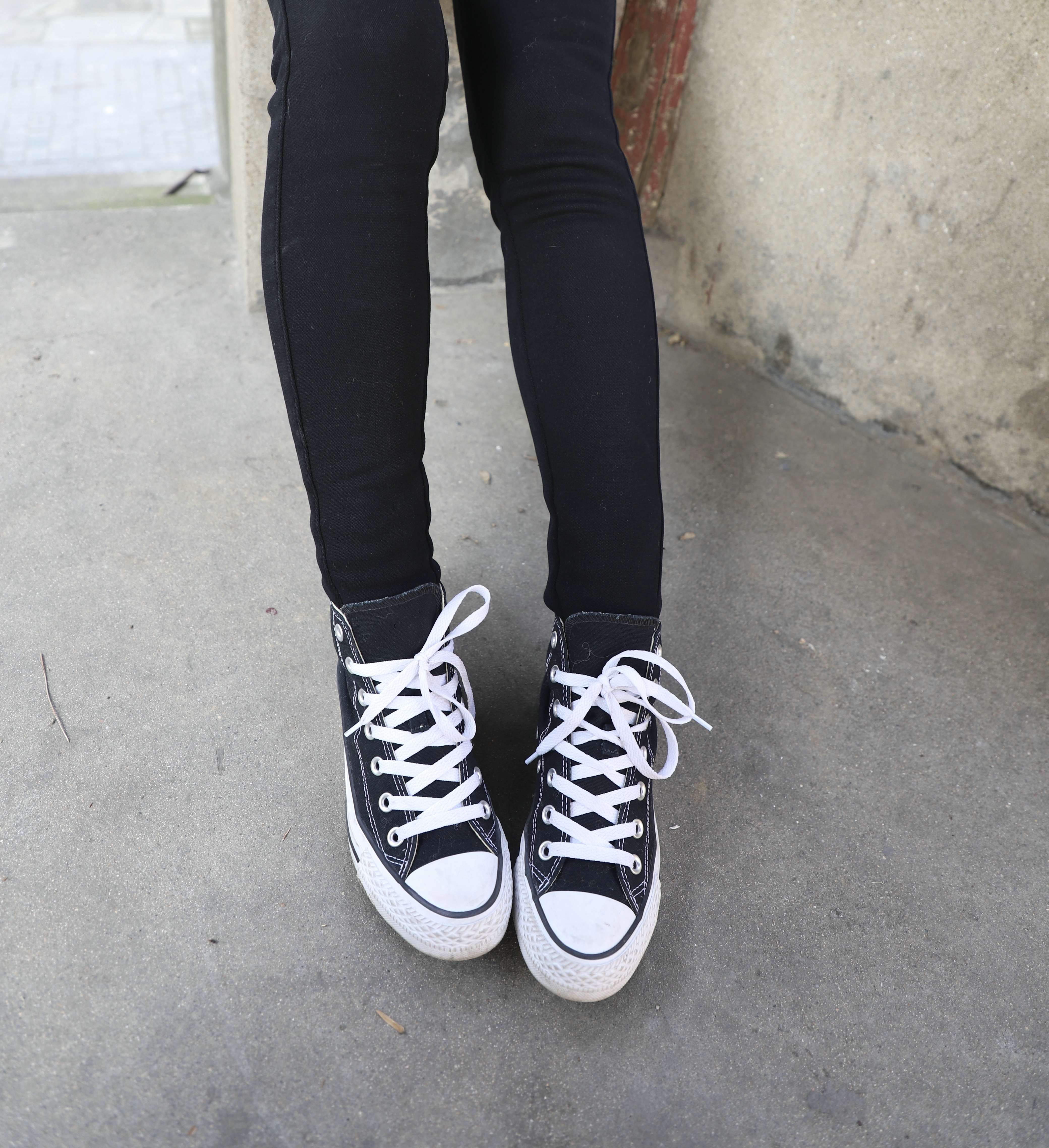 《高帮帆布鞋の棉袜脚丫》作品图