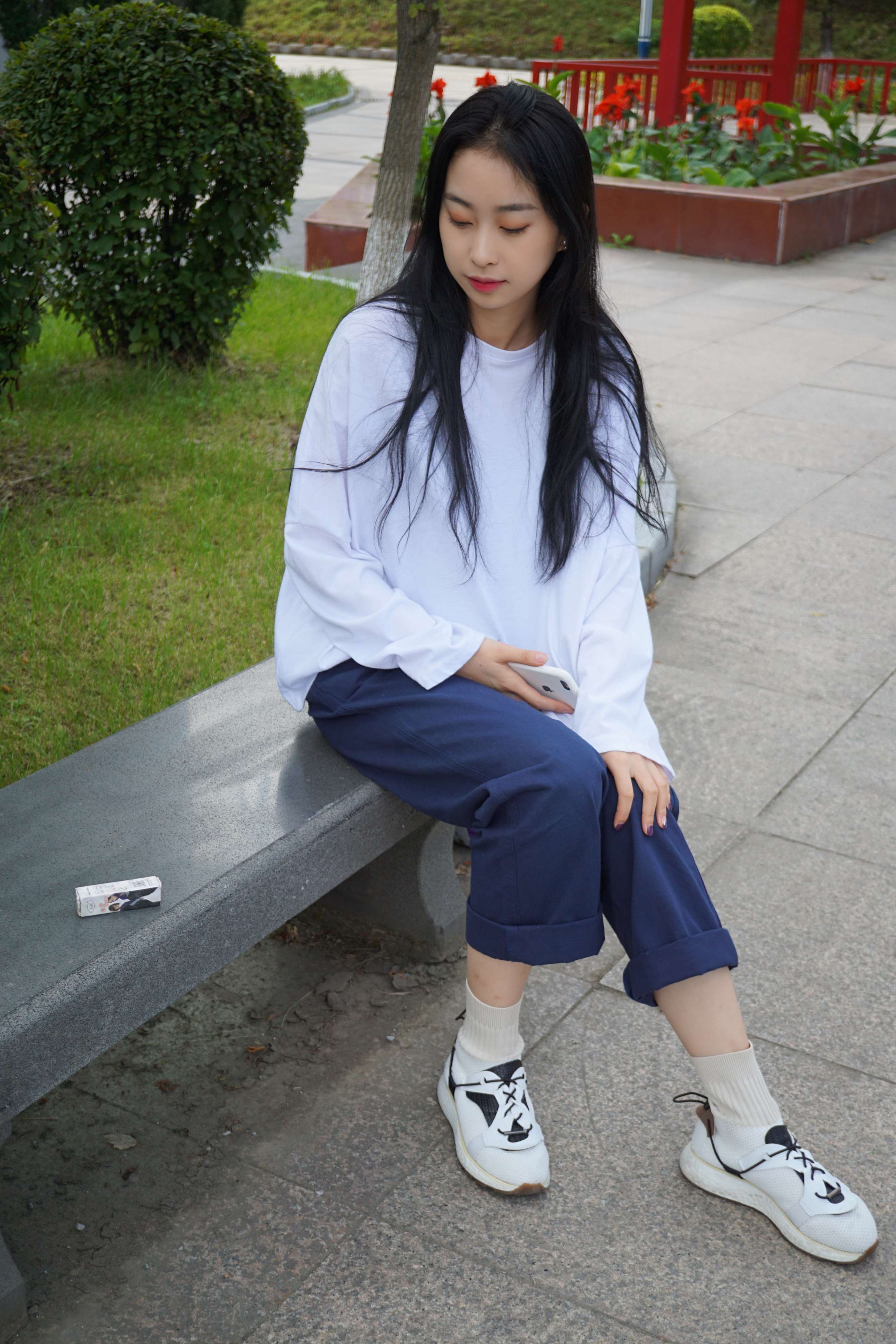 《陈思思 石凳脱袜展嫩足》作品图