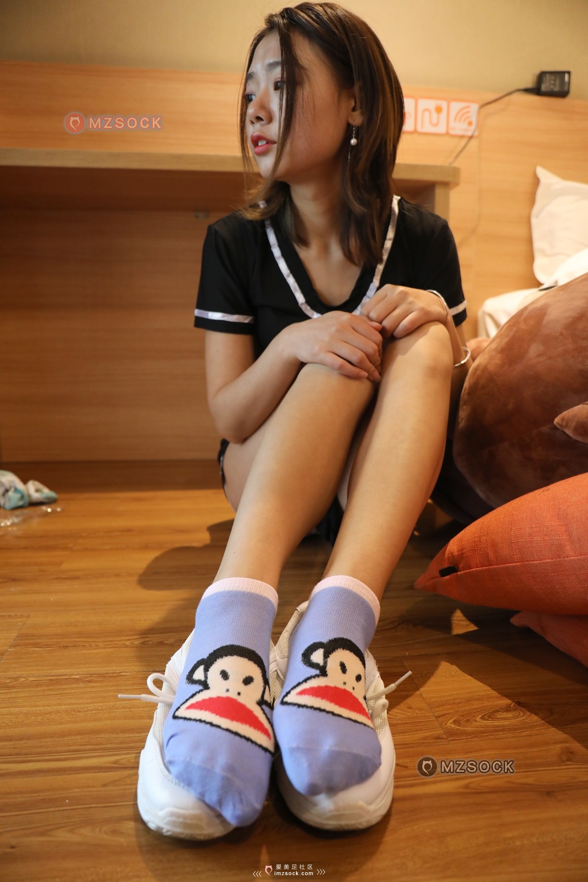 《杨璐白色运动鞋 大嘴猴棉袜》作品图