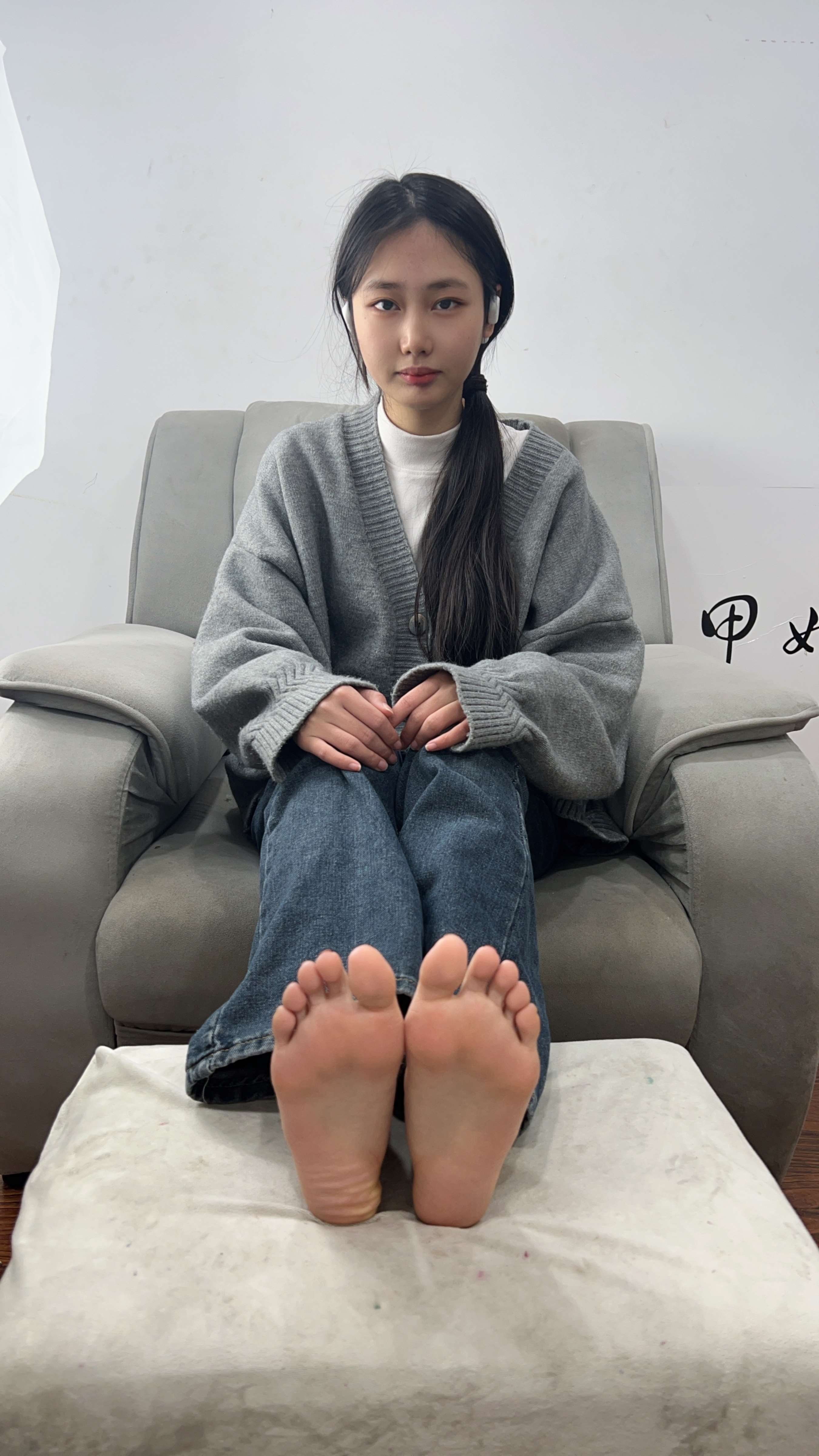 《牛仔少女脱毛毛鞋展嫩足》作品图