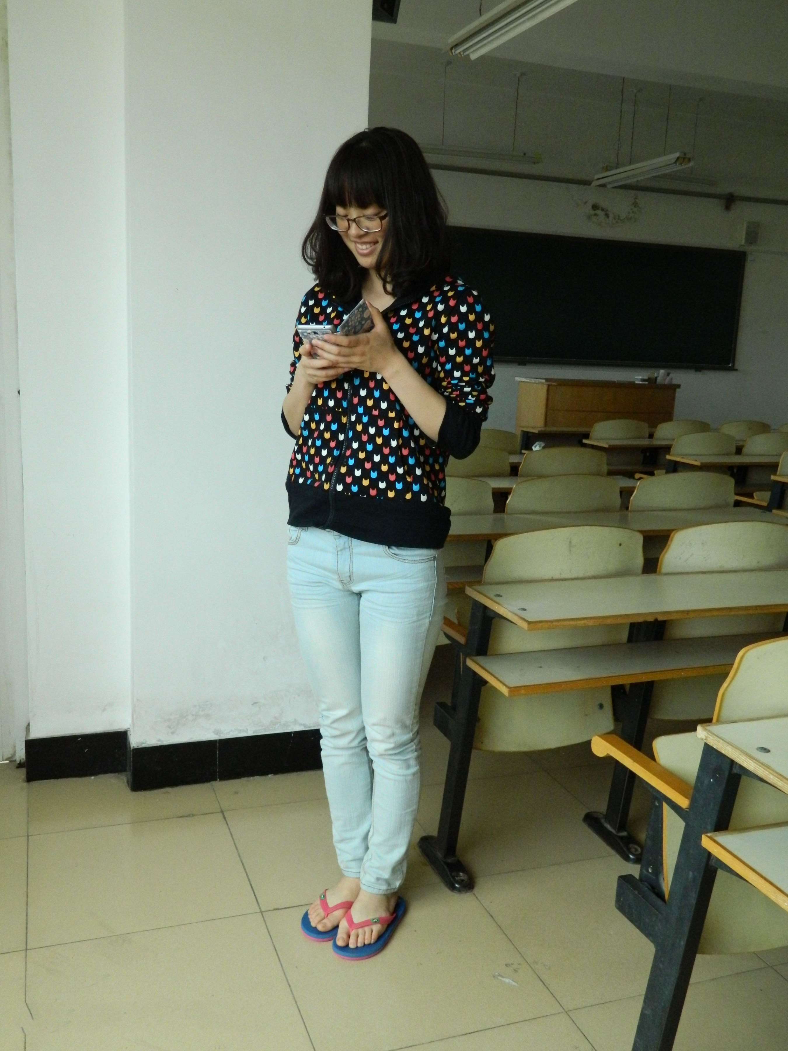 《女大学生教室展人字拖の裸足》作品图