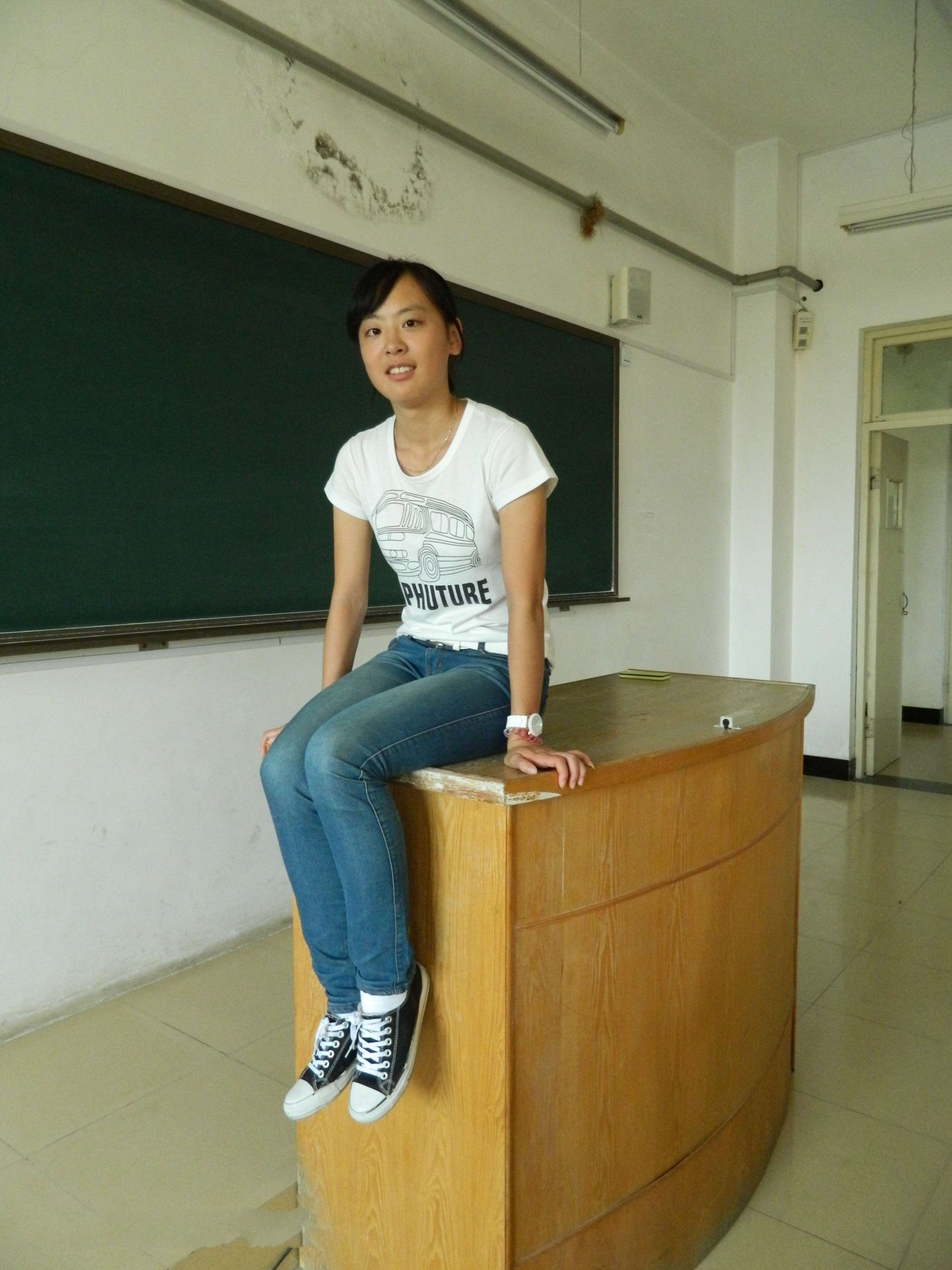 《倩倩师姐教室展示原味白袜脚》作品图