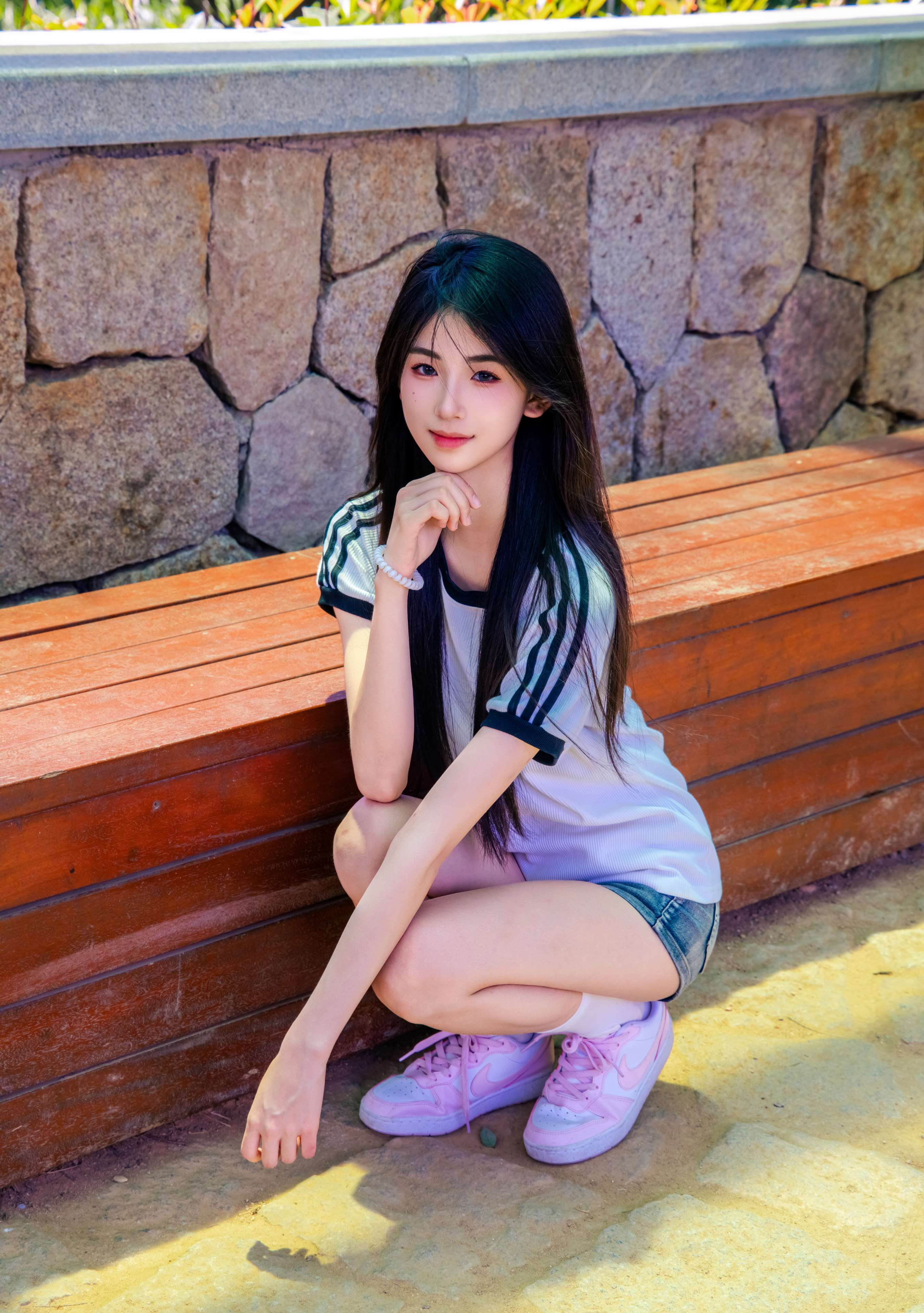 《小瑶 板鞋の棉袜美脚》作品图