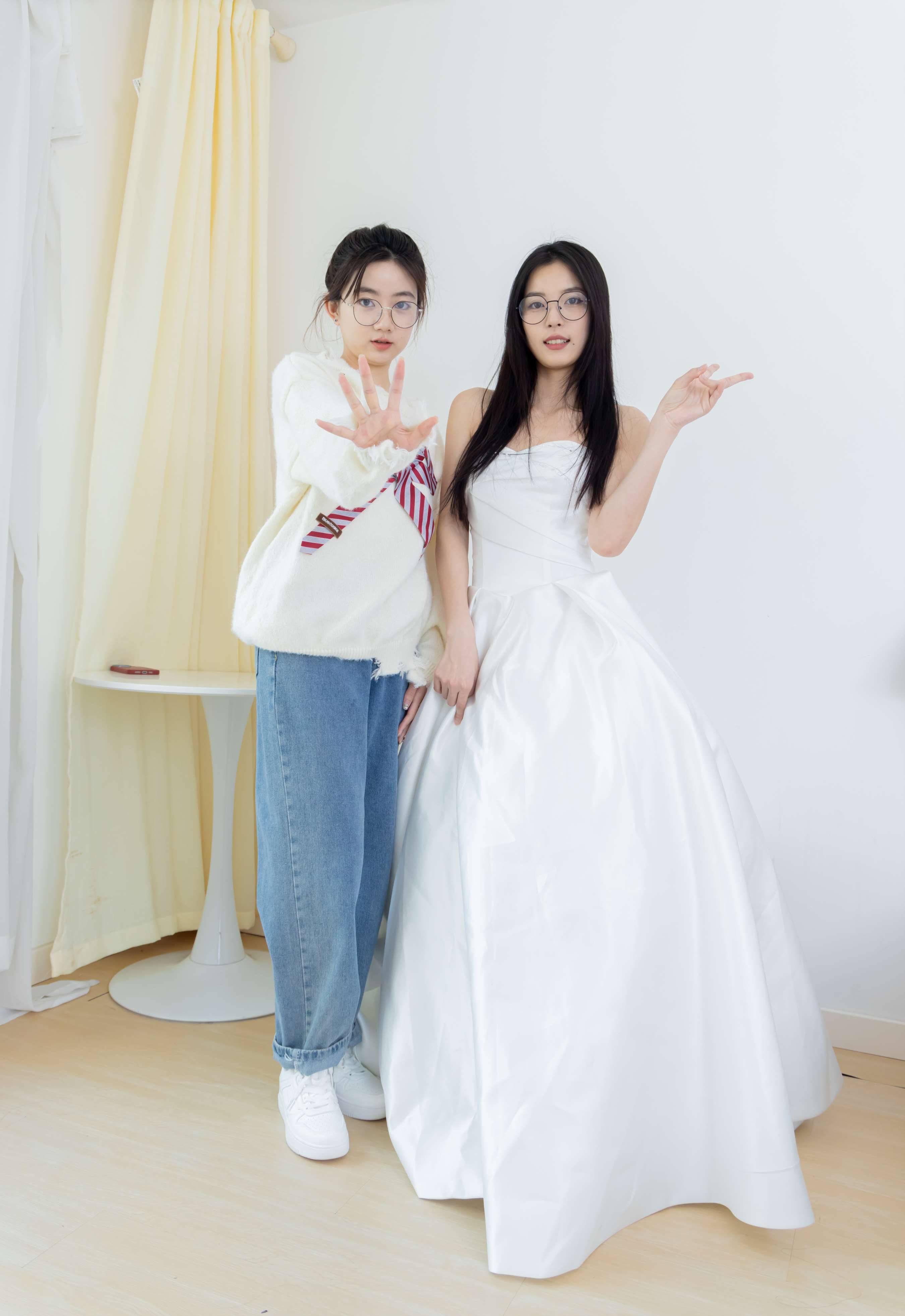 《茯苓&欢欢-平底鞋、板鞋、厚肉丝、灰色棉袜、薄肉丝》作品图