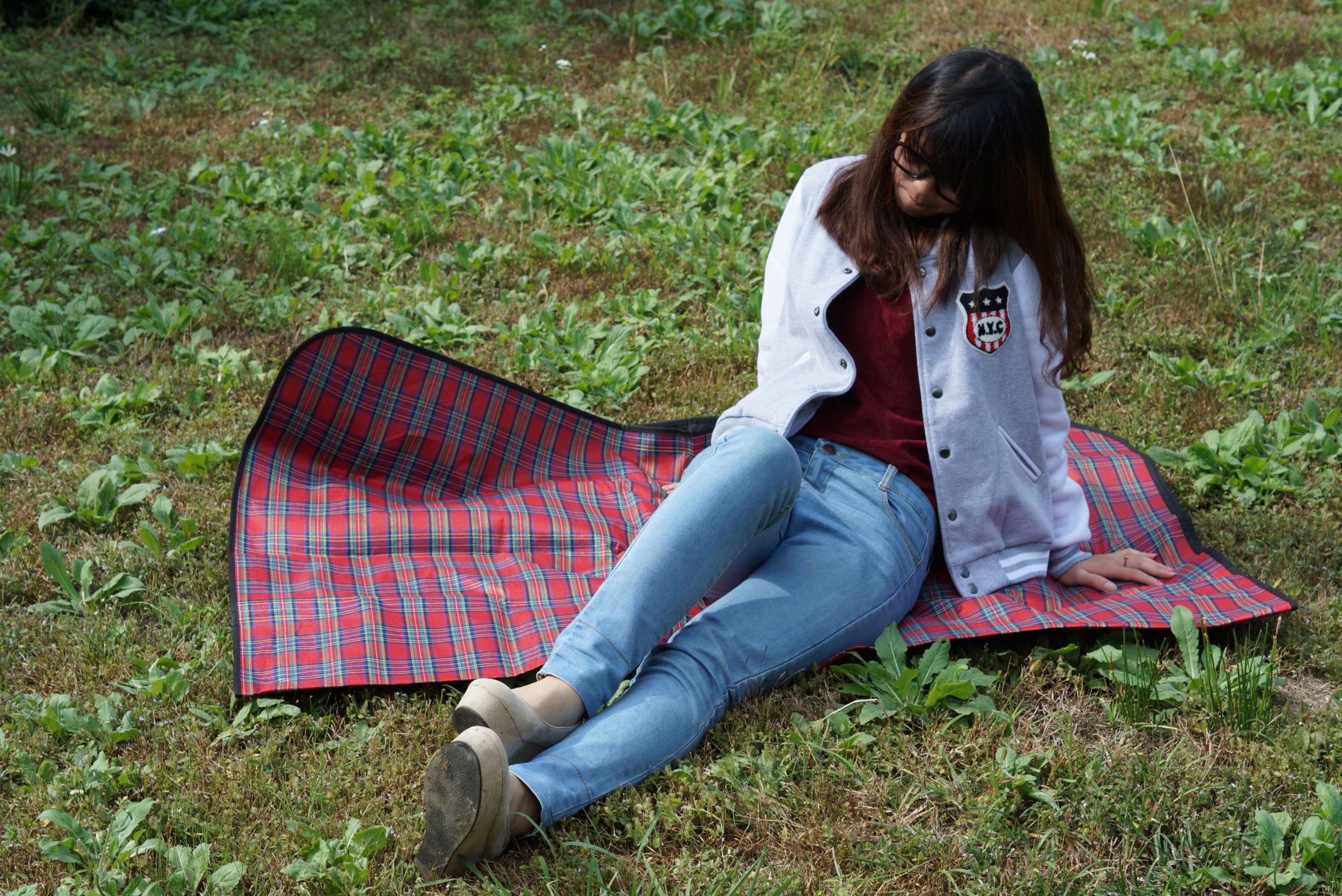 《大学生眼镜妹妹草地秀足》作品图