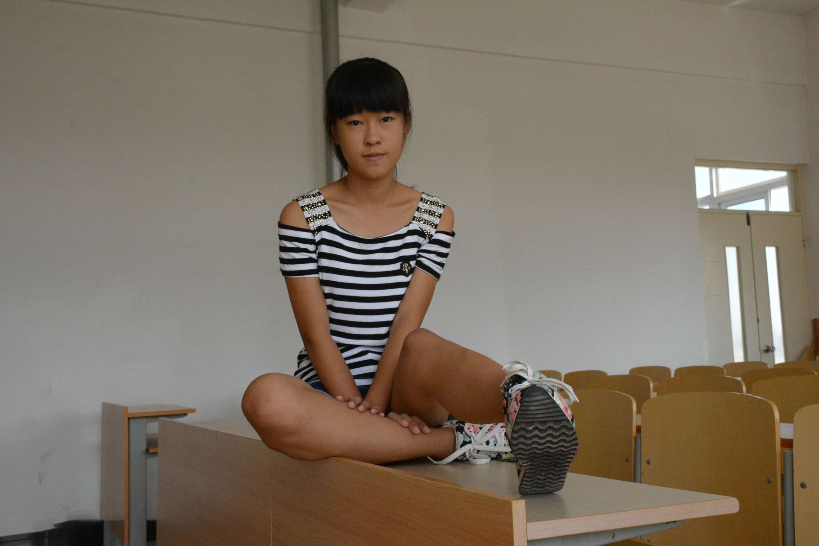 《佳佳教室热裤の棉袜脚丫》作品图