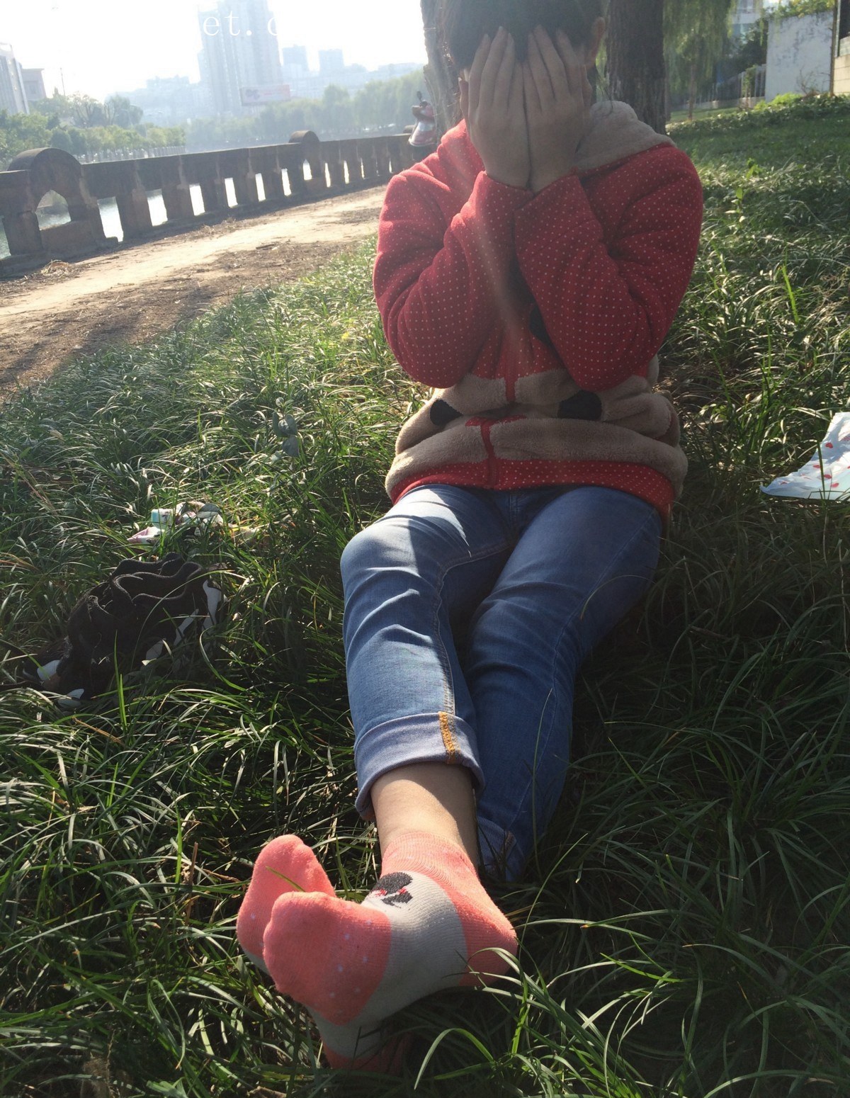 《抠脚女孩》作品图