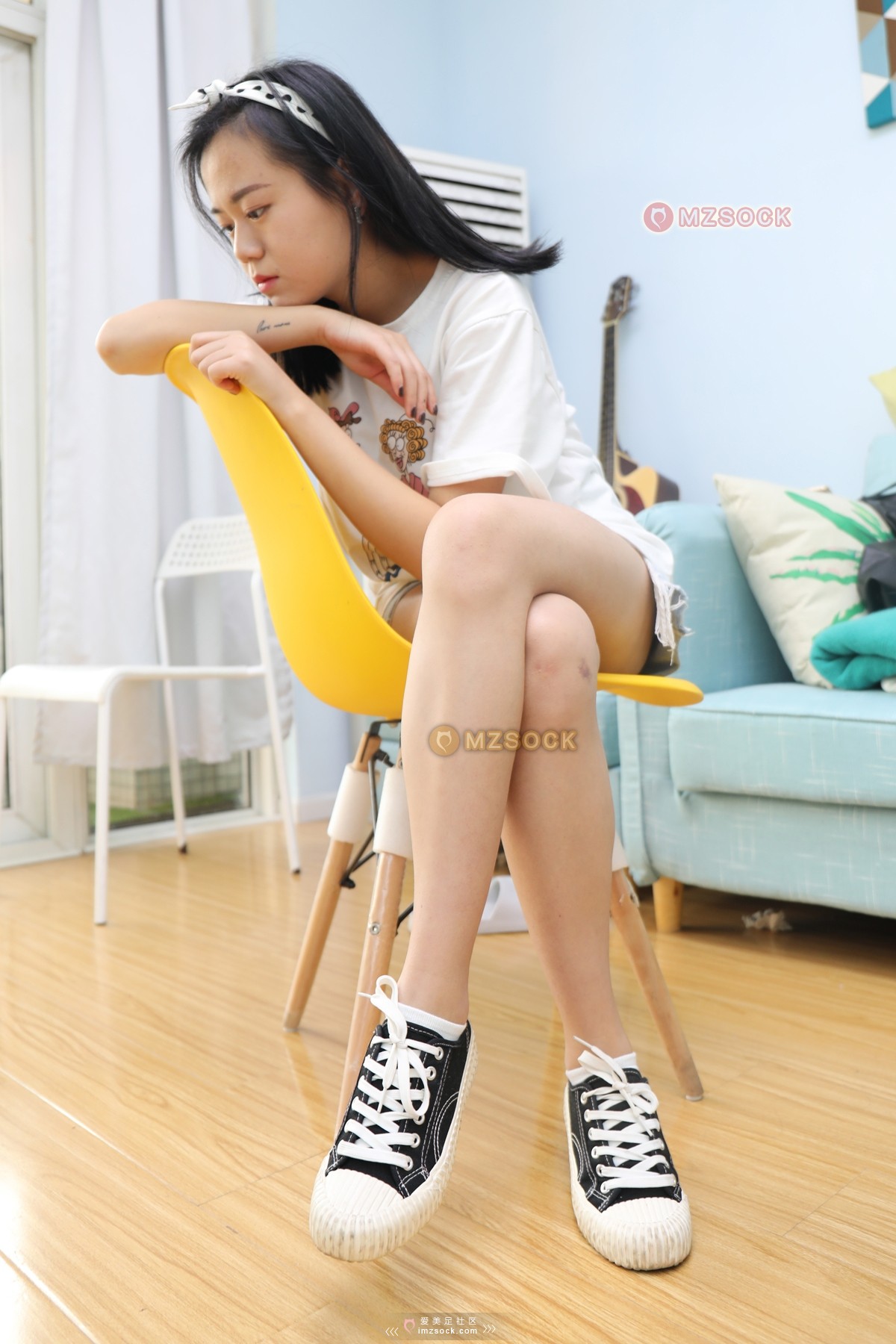 《兔兔 黑色帆布鞋》作品图