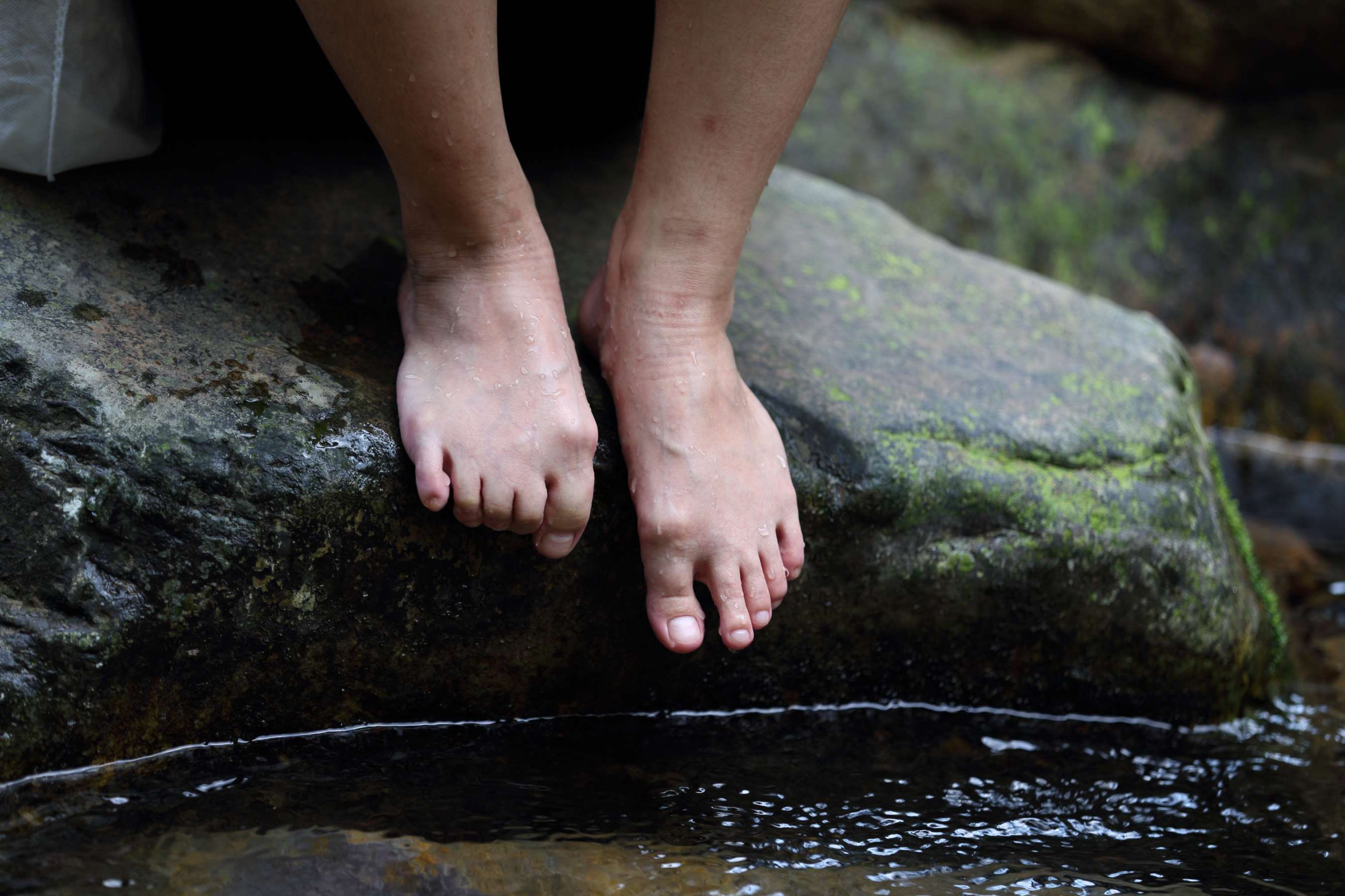 《两清纯美女生脱鞋袜露性感美脚》作品图