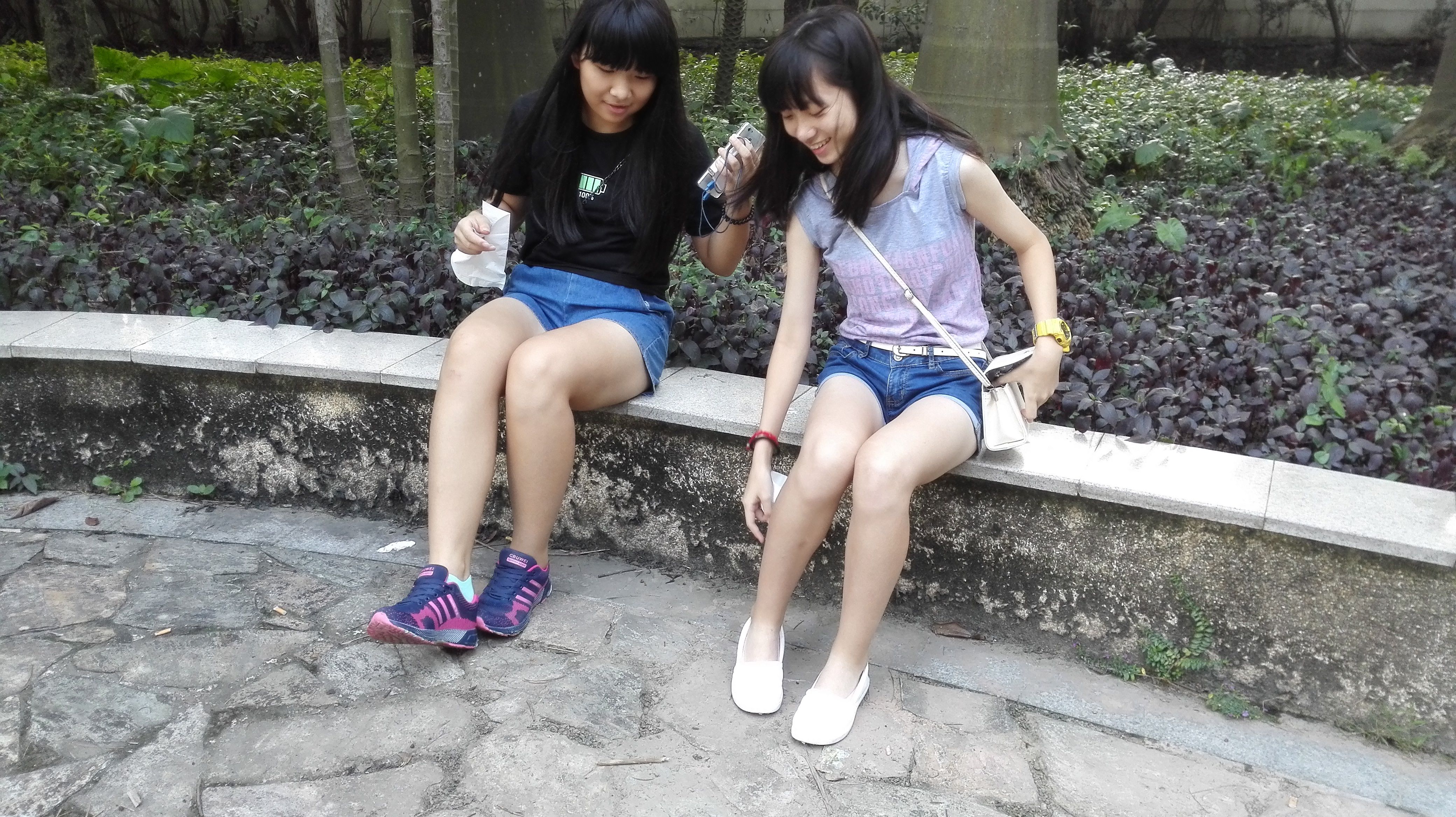 《两个中学生的小嫩脚》作品图