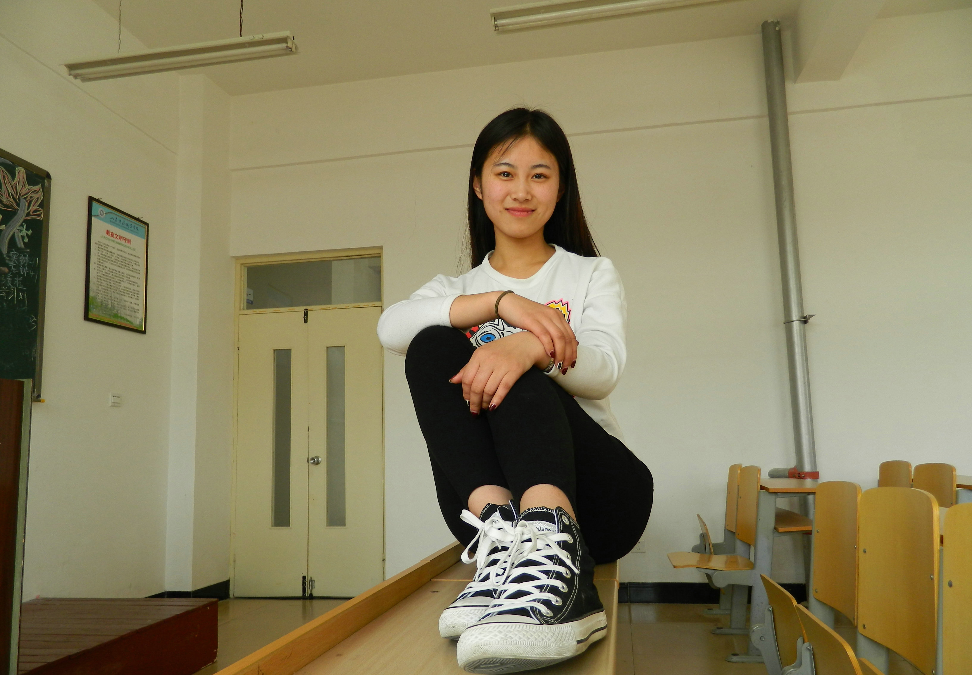 《学妹璐璐教室帆布鞋裸足》作品图