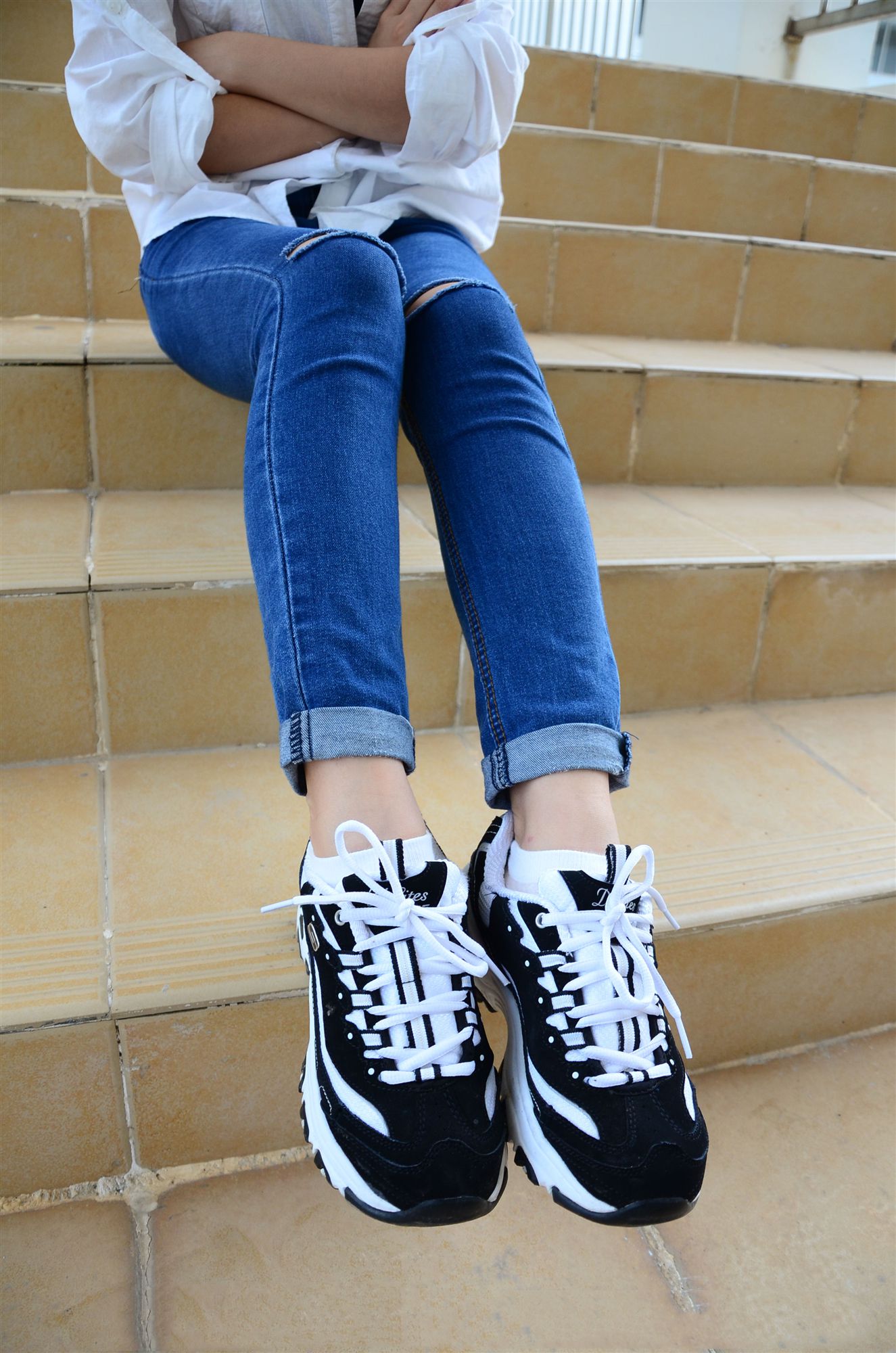 《学姐白衫开洞牛仔裤》作品图