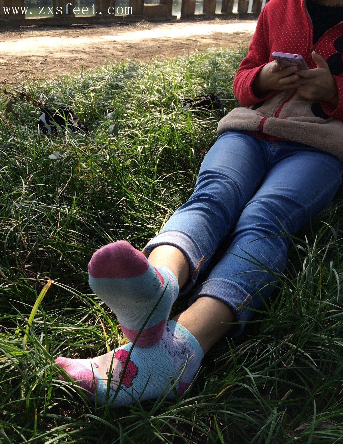 《抠脚女孩》作品图