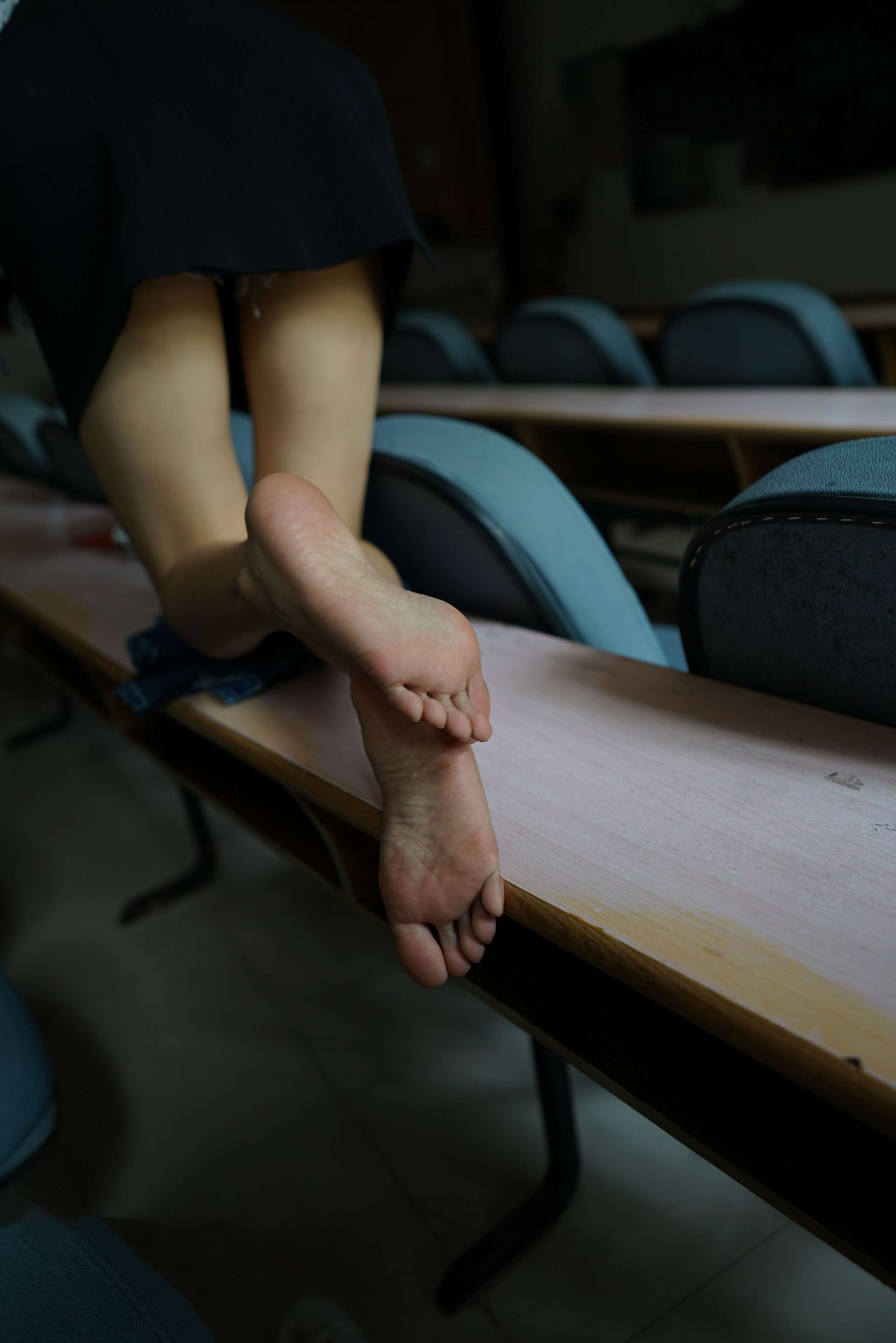 《小姐姐阶梯教室展嫩足》作品图