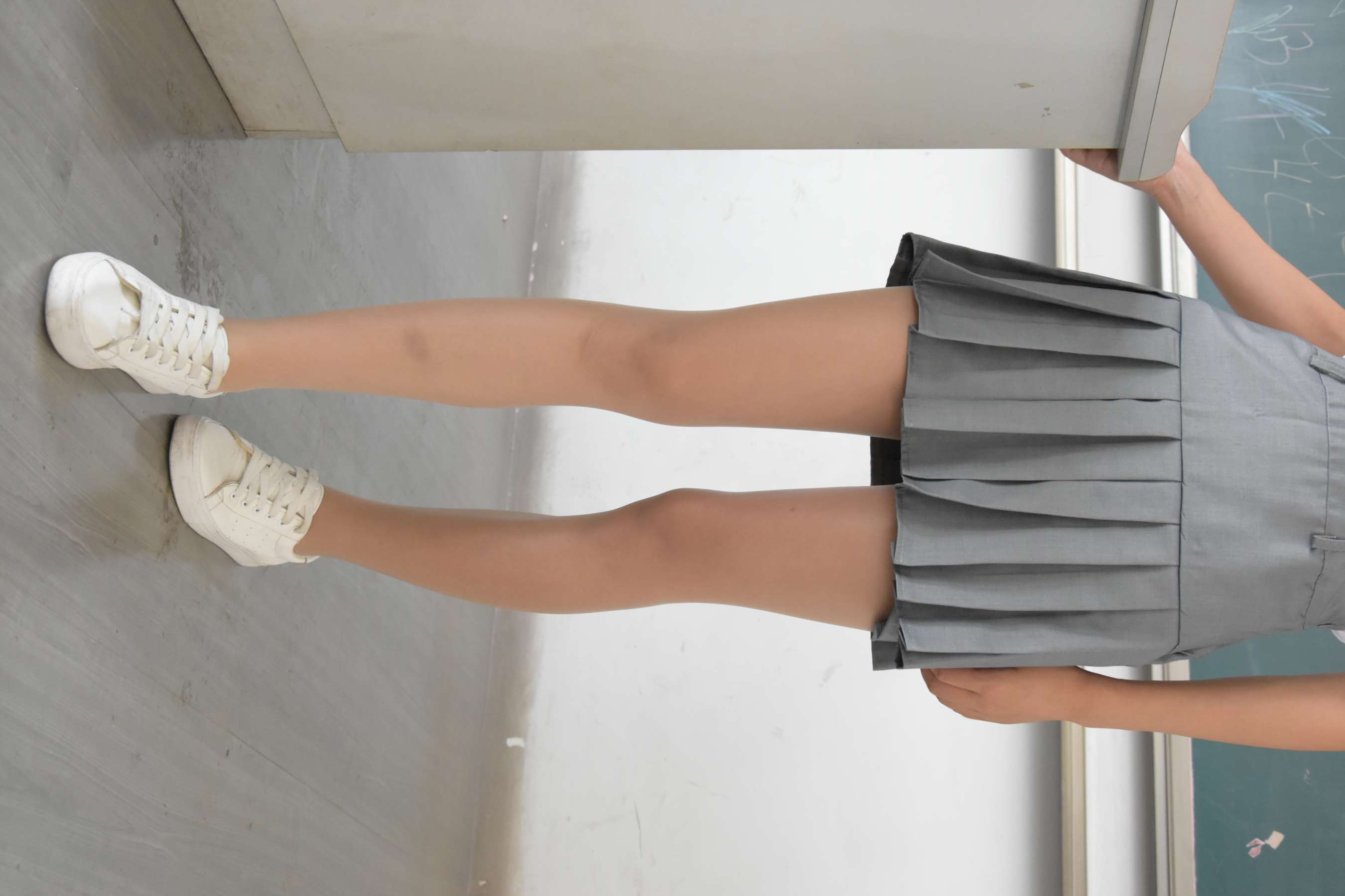 《圆圆少女教室板鞋の肉丝足》作品图