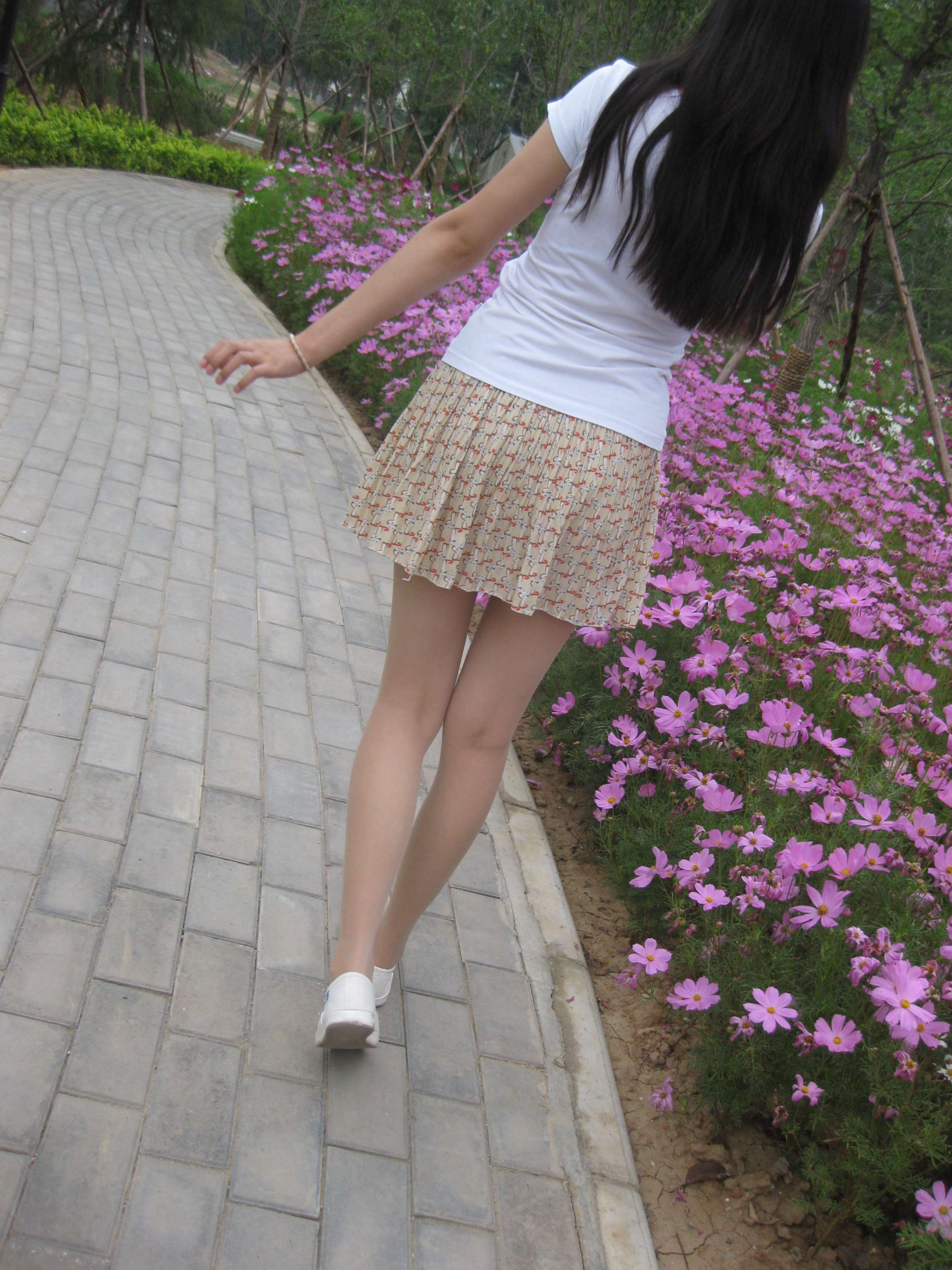 《在校学生倩倩妹妹外景肉丝短裙》作品图