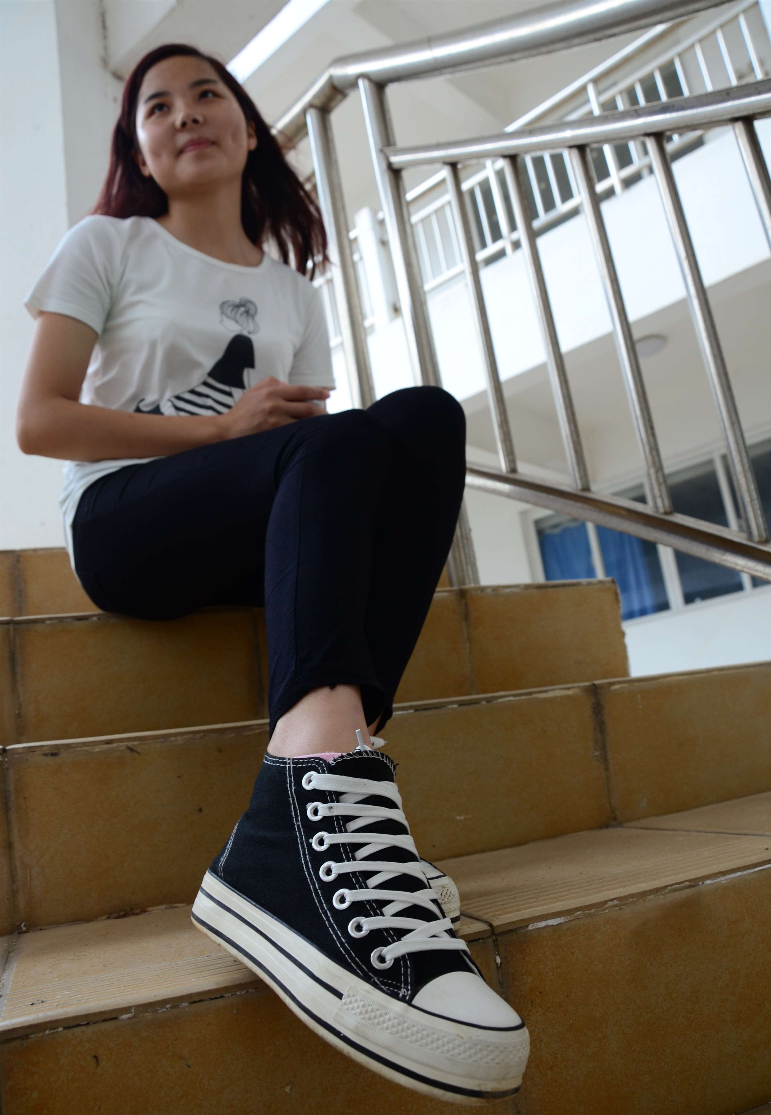 《教学楼道上的帆布鞋の棉袜脚》作品图