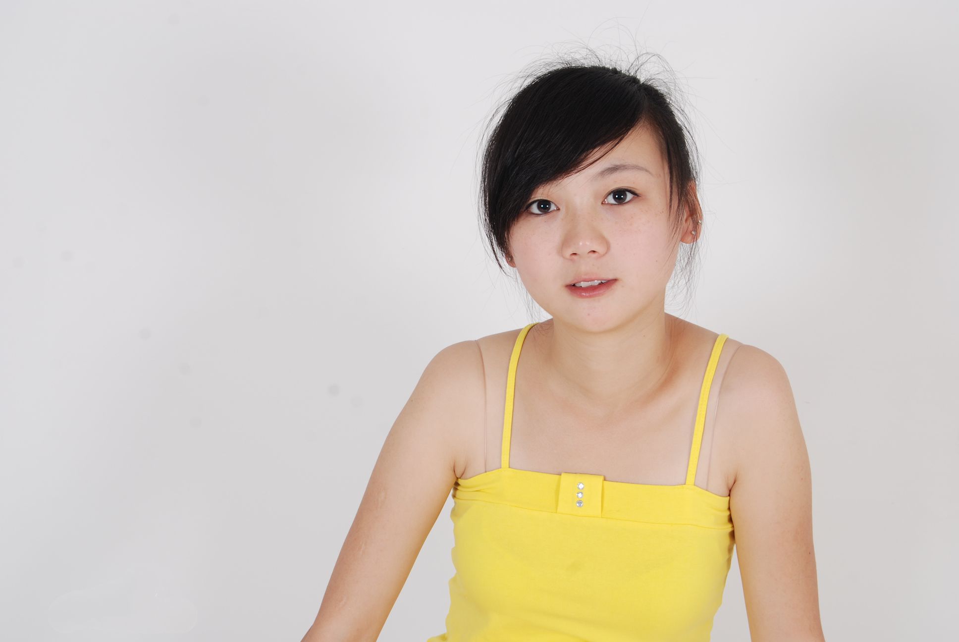 《黄色吊带赤足小妹》作品图