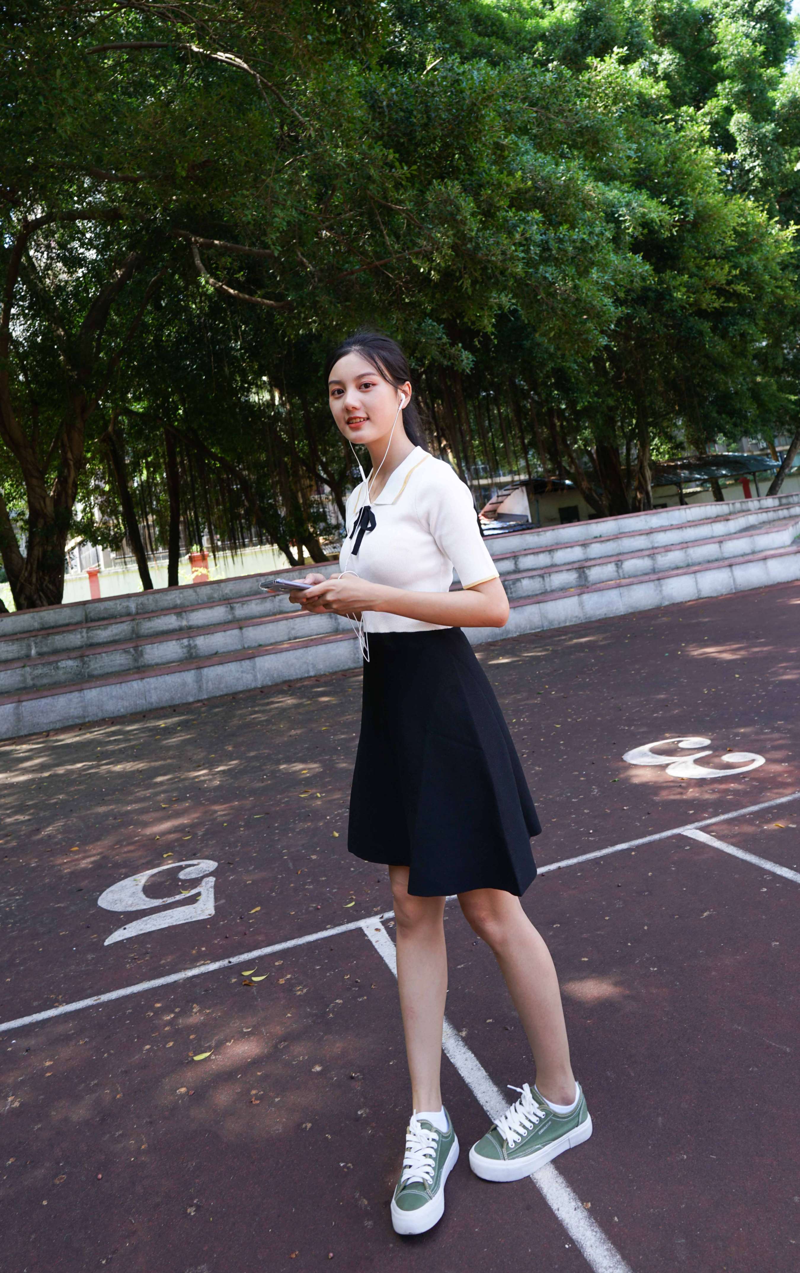 《初恋校花小李嘉欣操场散步》作品图