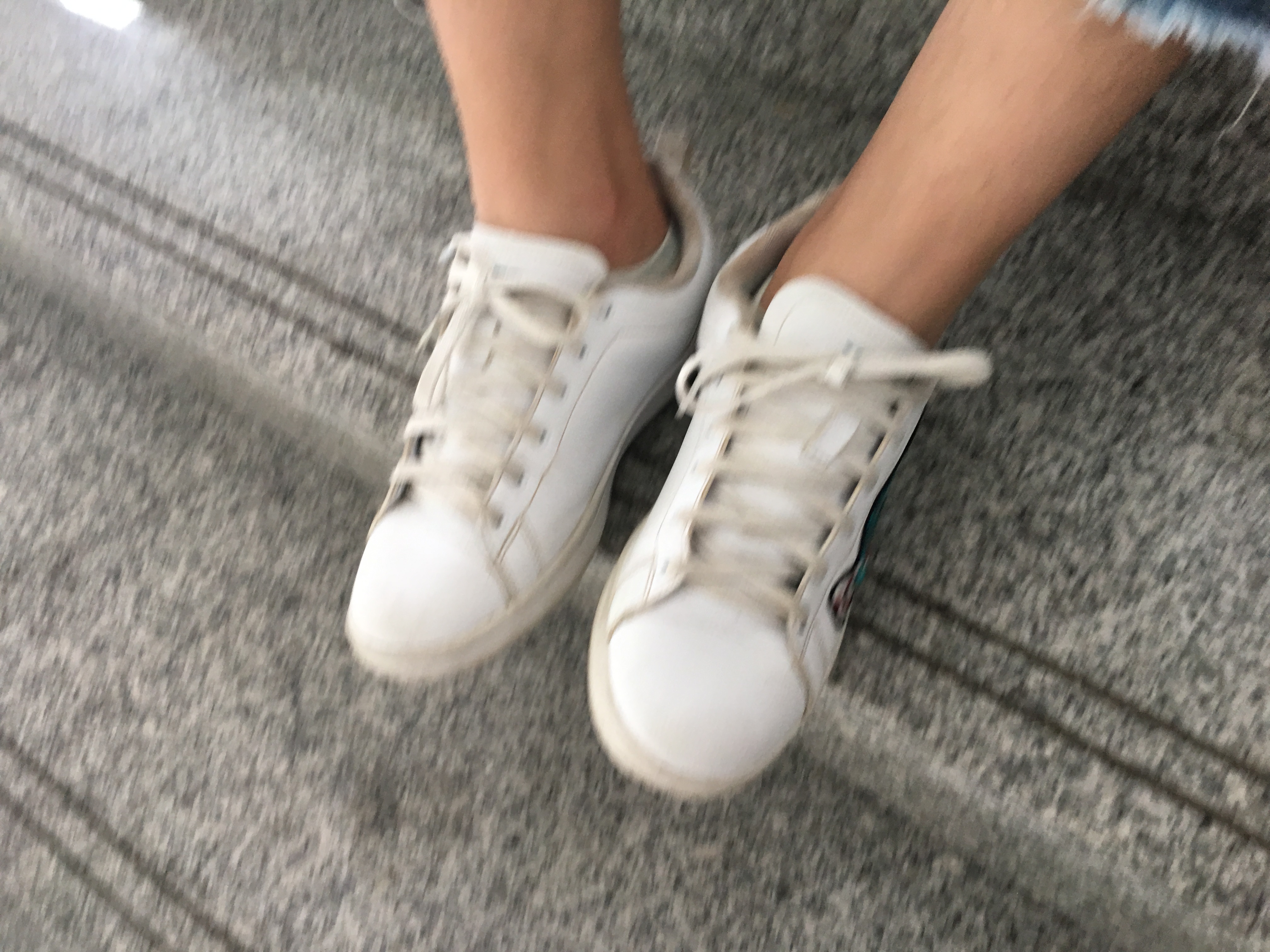 《楼梯间两妹子棉袜汗脚》作品图