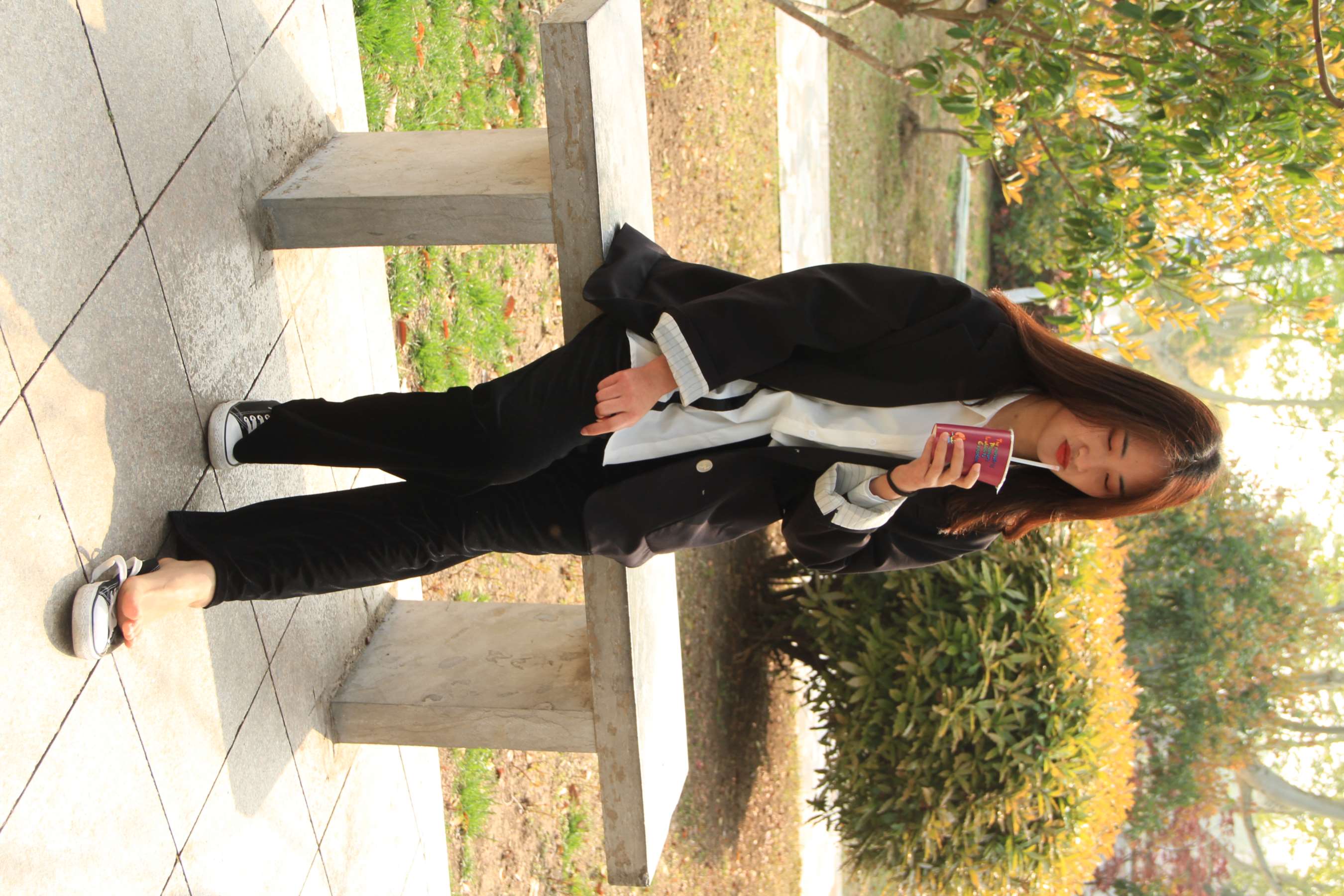 《光脚穿帆布鞋》作品图