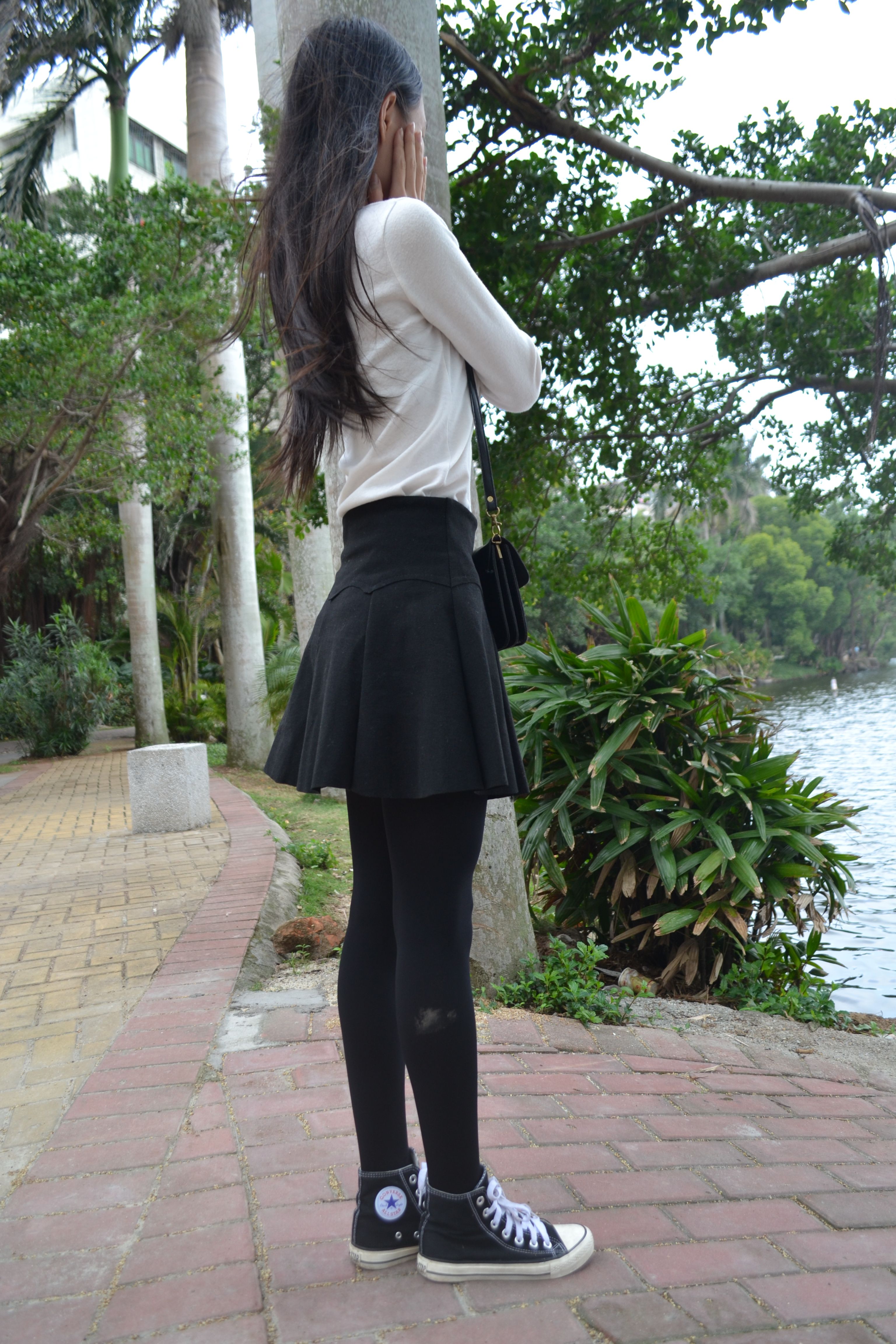 《湖边黑丝袜脚の帆布鞋》作品图