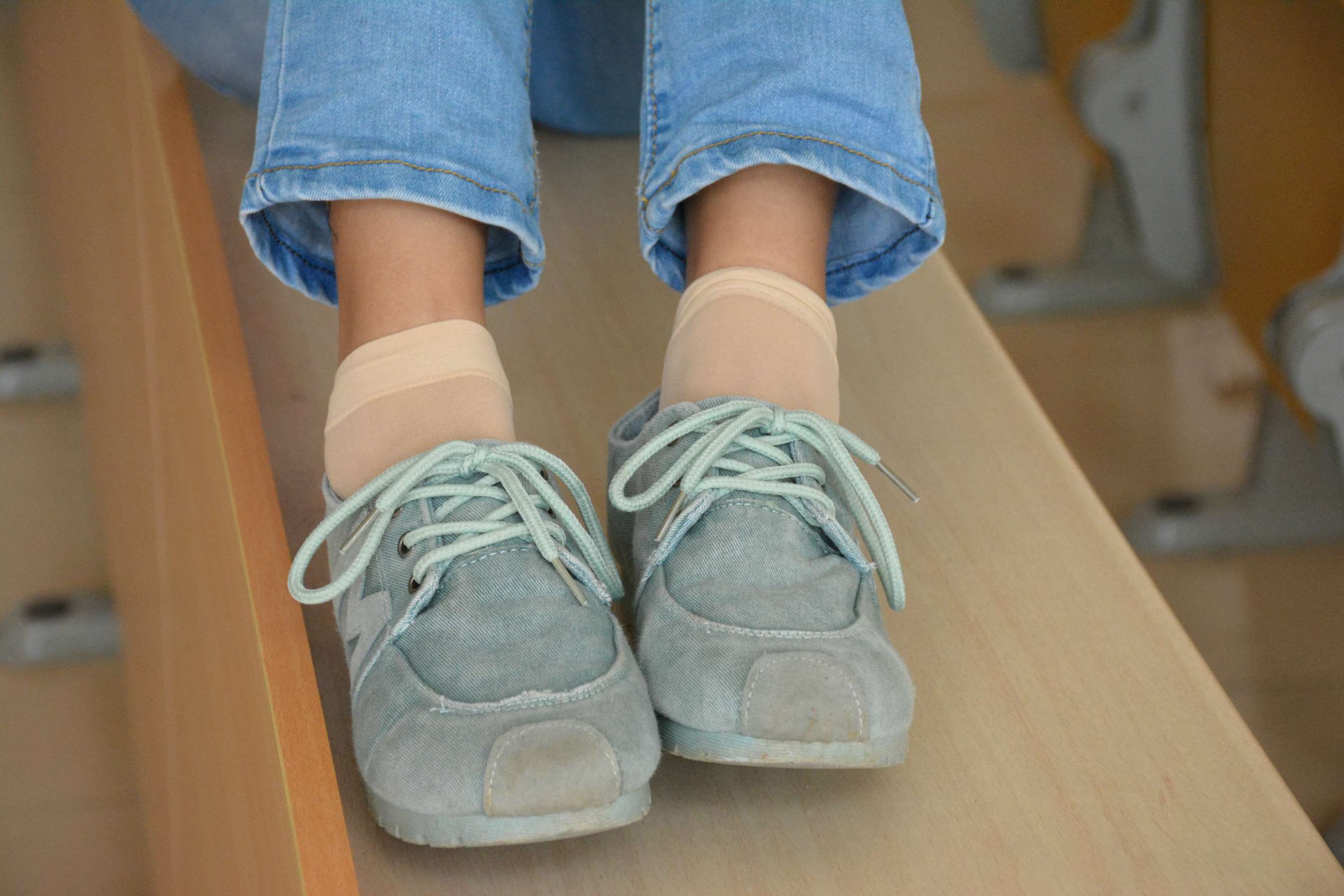 《程程课桌上展嫩足》作品图