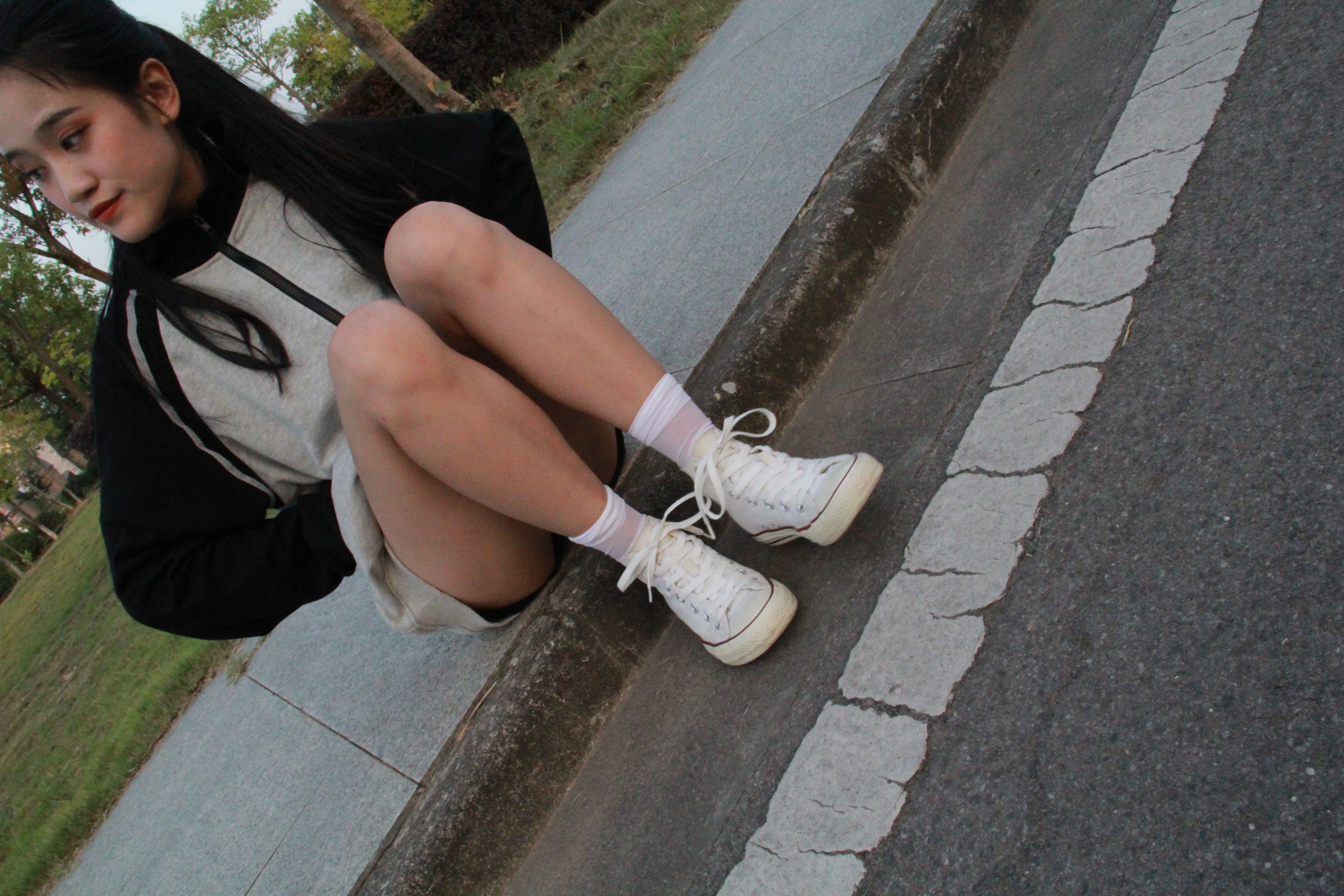 《小姐姐短丝高帮白黄匡威》作品图