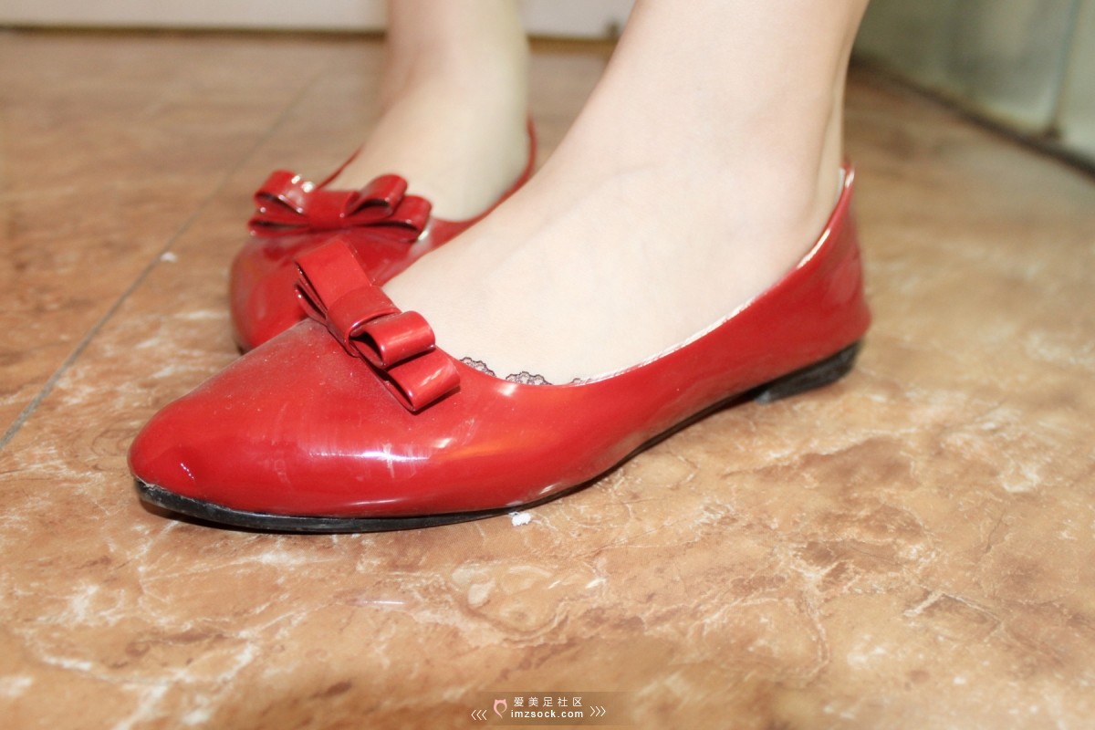 《连衣裙红色平跟小皮鞋女神》作品图