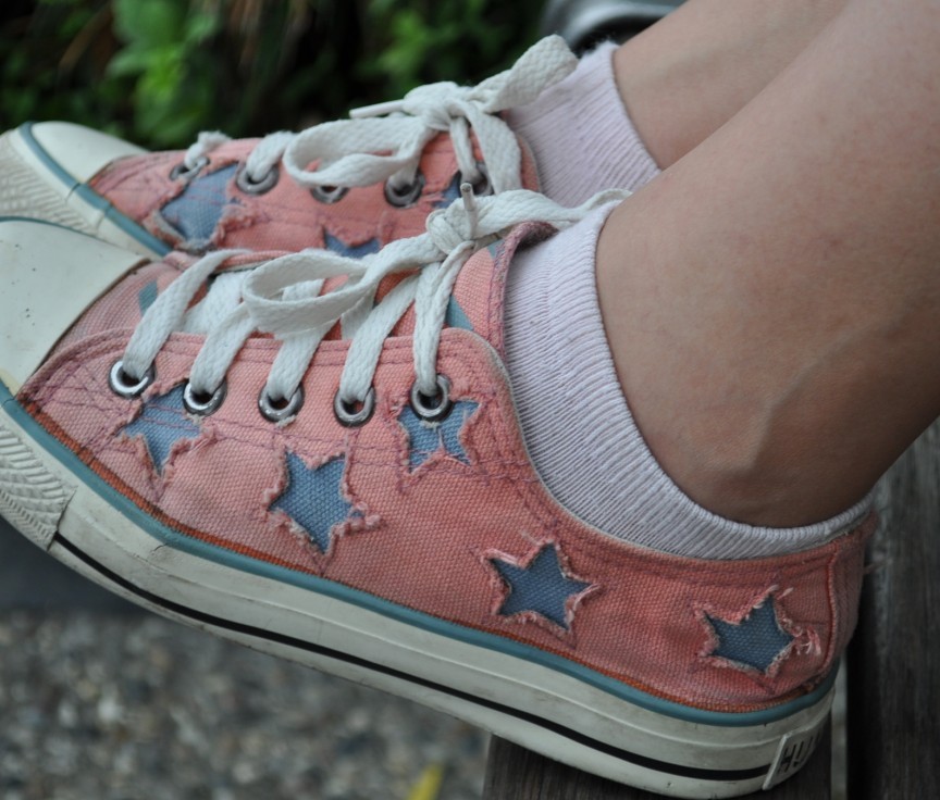 《公园里脏脏的白棉袜脚》作品图